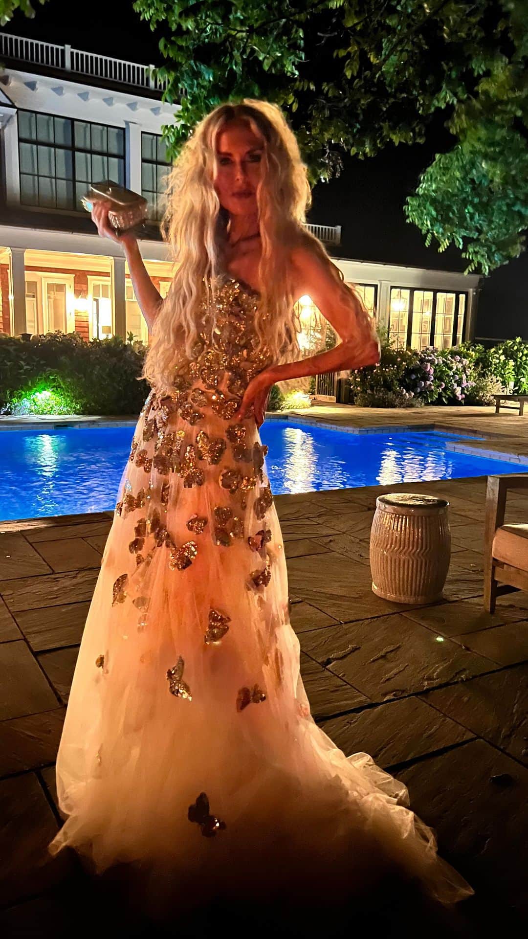レイチェル・ゾーのインスタグラム：「It takes a village to create the magic and I am so incredibly grateful to mine. Thank you to my sweet friend and cohost ❤️ @joeywolffer @wolfferwine for the most magical setting filled with endless 🍷🙏🏻Thank you to all of my friends old and new that continue to show up and support I love you beyond measure. To my team that has my back and does it all with grace and a smile. Another unforgettable summer soirée with  @thezoereport @maisonmargielafragrances @tanquerayusa  @normansilverman  @londonjewelers @pomwonderful @wolfferwine @hamptonsaristocrat 🔥 DJ  @pamelatick Still living for my most glamorous 🦋 gown by @oscardelarenta and glammed by my favorite girls @ashleeglazer  @jennbradfordhair  skin by @thebeautysandwich」
