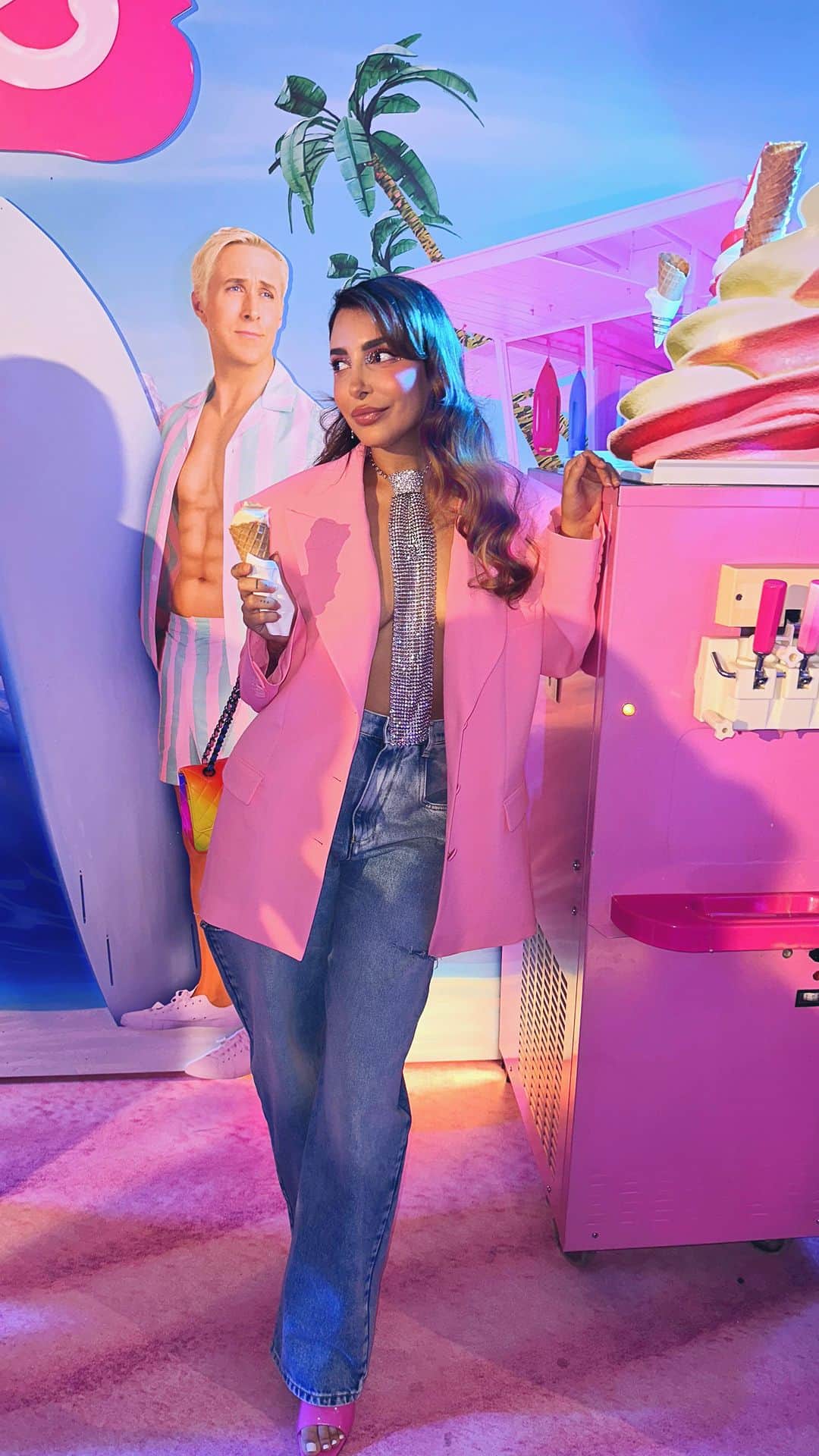 sananasのインスタグラム：「Hi Barbie 👋🏻🥰Mon look mi Barbie mi Ken pour la première du film Barbie 🎀 #BarbieLeFilm #BarbieTheMovie #Barbie Merci pour l’invit @warnerbrosfr @nyxcosmetics_france !   Blazer @magdabutrym  Jeans @maisonmargiela  Cravate @chanelofficial  Mules @aminamuaddiofficial」