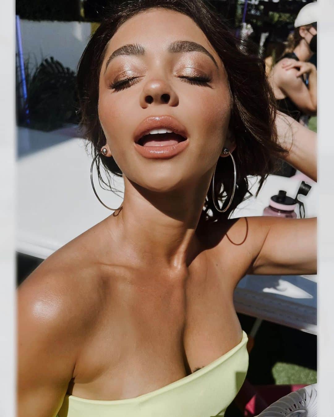 サラ・ハイランドのインスタグラム：「💛🏝️ Instagram Vs. Reality @loveislandusa Tonight!!!」