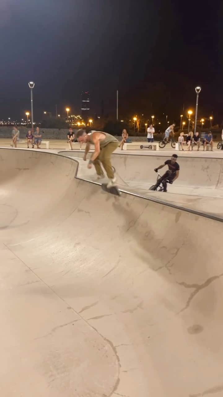 Skate Crunch (OG)のインスタグラム：「🧐 @vazoozoo 🎥 @nereanogueira」