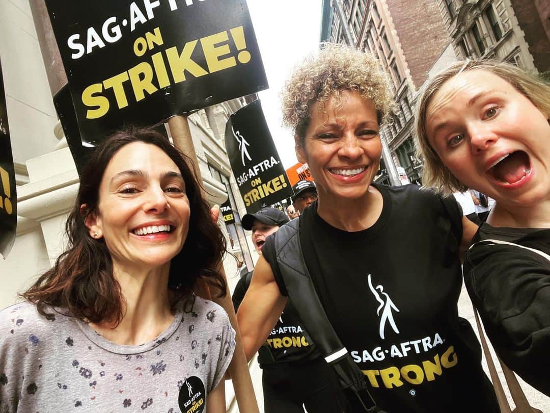 アリソン・ピルのインスタグラム：「I don’t know how to do selfie faces, but I DO know how to do acting faces.  And I feel so grateful to my union siblings @sagaftra who know how to have fun on a picket line.  As Annie said today, actors are EXCELLENT at being out of work.  This part doesn’t scare us.  We’ll wait for a fair deal from the studios, because this is the moment for it.  And we also stand in solidarity with @teamsters fighting for a fair deal with UPS, and with the hotel workers, and with the writers and all of the other amazing people organizing in this #summeroflabour Also I don’t think I’ve ever been sweatier outside of a sauna.」