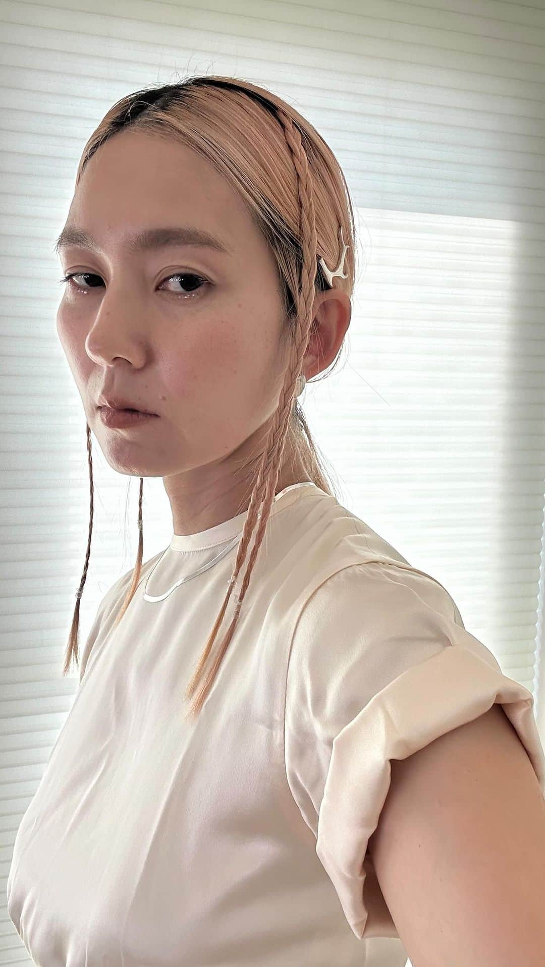 三苫愛のインスタグラム：「後れ毛を三つ編みにしたら懐かしい今っぽい感じになりました🦋触覚みたいでいいかも。 @pluiehair @pluietokyo  ⚪️ソウヘアピアス ⚪️ウェーブクリップ ⚪️アントラクリップ 使いました🐞🪲🐛」