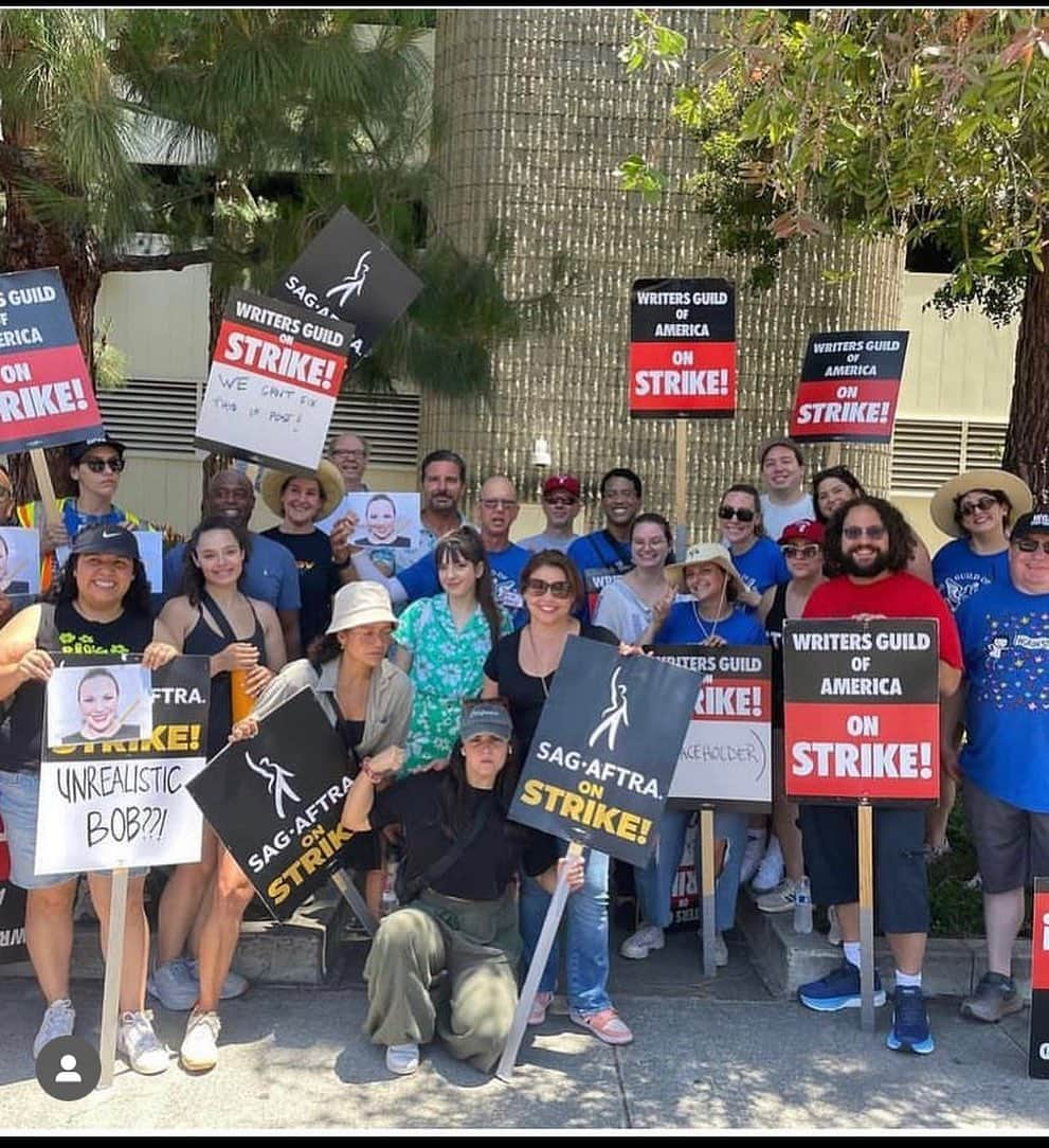 ジュディ・レイエスのインスタグラム：「Out here w the #odaat vets, fighting for our rights, for what we’re worth, for what we deserve, for each other, WITH each other. @sagaftra @wgastrikeunite #sagaftra #wgastrike」