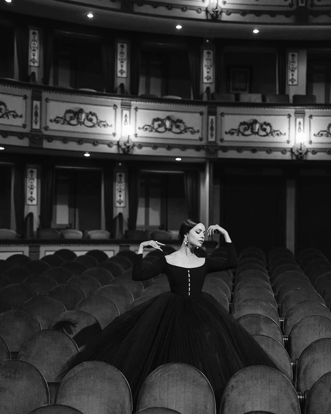 ソフィア・カーソンさんのインスタグラム写真 - (ソフィア・カーソンInstagram)「and for a moment, the theatre was hers to dream in 🌹」7月19日 7時05分 - sofiacarson