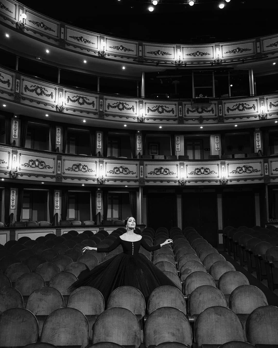 ソフィア・カーソンのインスタグラム：「and for a moment, the theatre was hers to dream in 🌹」