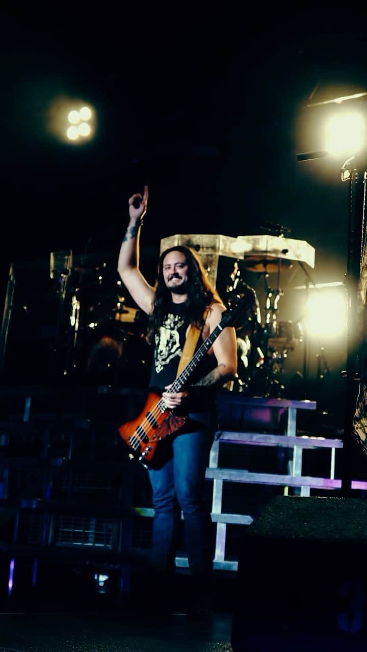 3 Doors Downのインスタグラム：「This tour has been so much fun so far… all thanks to you guys for showing up and showing out! Thank you 🤘🔥   #3doorsdown #awayfromthesunanniversarytour #livemusic #tour   🎥: @wurzy_media」