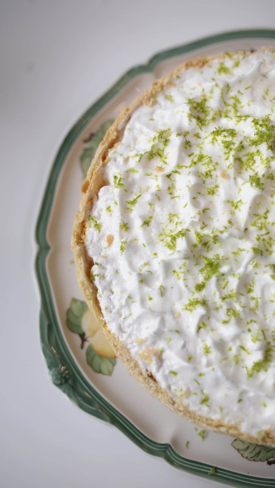 カロリーネ・セリコのインスタグラム：「#CaCelicoGastronomia | Torta de limão 🍋  Ingredientes:  Massa para torta pronta  Leite condensado  ½ copo de suco de limão  3 ovos  6 colheres de açúcar」
