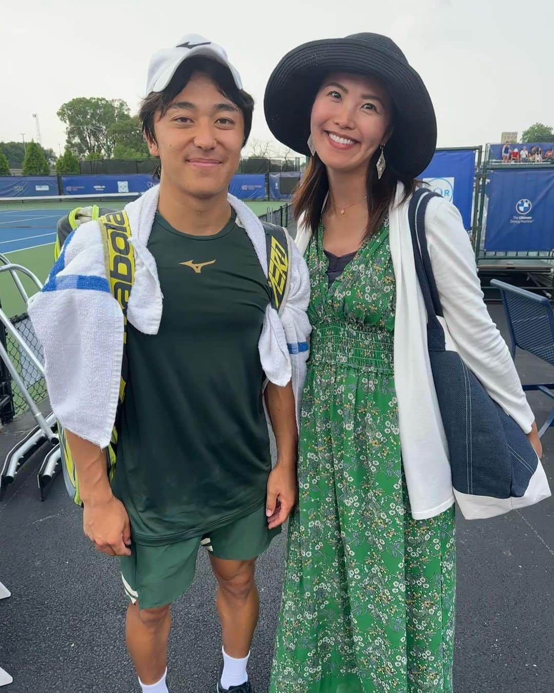 渋佐和佳奈のインスタグラム：「【#渋佐和佳奈のシカゴ便り🕊 95】 　 📍Chicago Tennis Challenger  日曜に最終日を迎え、 今年は日本の#清水悠太 選手がシングルス準優勝🏅  清水選手のパワフルなサーブに 安定したストローク、 そして準決勝の時に印象深かったおしゃれなロブ！ 観ているこちらの胸が高まるプレーで 観客を魅力していました！！ (後ろにいた日本人の方からも「おー😳✨」という声がもれていました) 試合後はサインや写真を求める人だかりが…！！清水選手もひとりひとりに丁寧に対応される姿が素敵でした🌸  今大会では、 清水選手に#錦織圭 選手、#内山靖崇 選手が本戦に出場され、 純粋に応援に熱が入りました🌼 更に、優勝した18歳の#ミケルセン 選手をはじめ、新たな選手を注目することができたことも楽しかったです！  やはりスポーツ観戦っていいですね😊✨ テニスはWOWOWでずっとお伝えしていたのでなおさら…❣️  隙あらば会場に行き観戦した、 大充実の1週間でした🎾🎾🎾  #tennis #テニス #sport #chicagochallenger #keinishikori #yutashimizu #yasutakauchiyama #アメリカ #アメリカ在住 #アメリカ暮らし #シカゴ在住　 #旅行 #海外旅行 #旅 #trip #travel #usa🇺🇸 #アナウンサー  #リポーター #シカゴ在住アナウンサー #announcer #reporter #wakanashibusa」