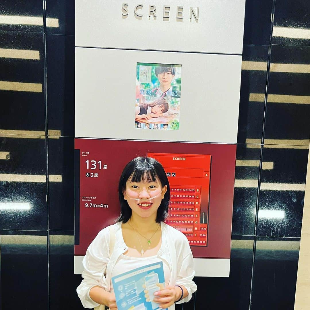 yukiのインスタグラム：「おはようございます。  アイドルキュンキュン系映画に サプライズで連れて行ってもらった もうすぐ誕生日の中３女子🍿(大喜)  この灼熱の中、キュンキュンなポスター 観てるだけで熱射病になるぜ！！  ということで、キュンキュン系映画については 毎回第二の母、わたしの親友が担当してくれ 恋愛のノウハウも教えてもらえるスーパー課外授業付き  その間、わたしに自由時間を与えてくれる🕊️  もぅ本当、サンキューベリマッチ🫶🏼  #キュンキュン 頻発 #milkaとミナちゃん  #交換ウソ日記」