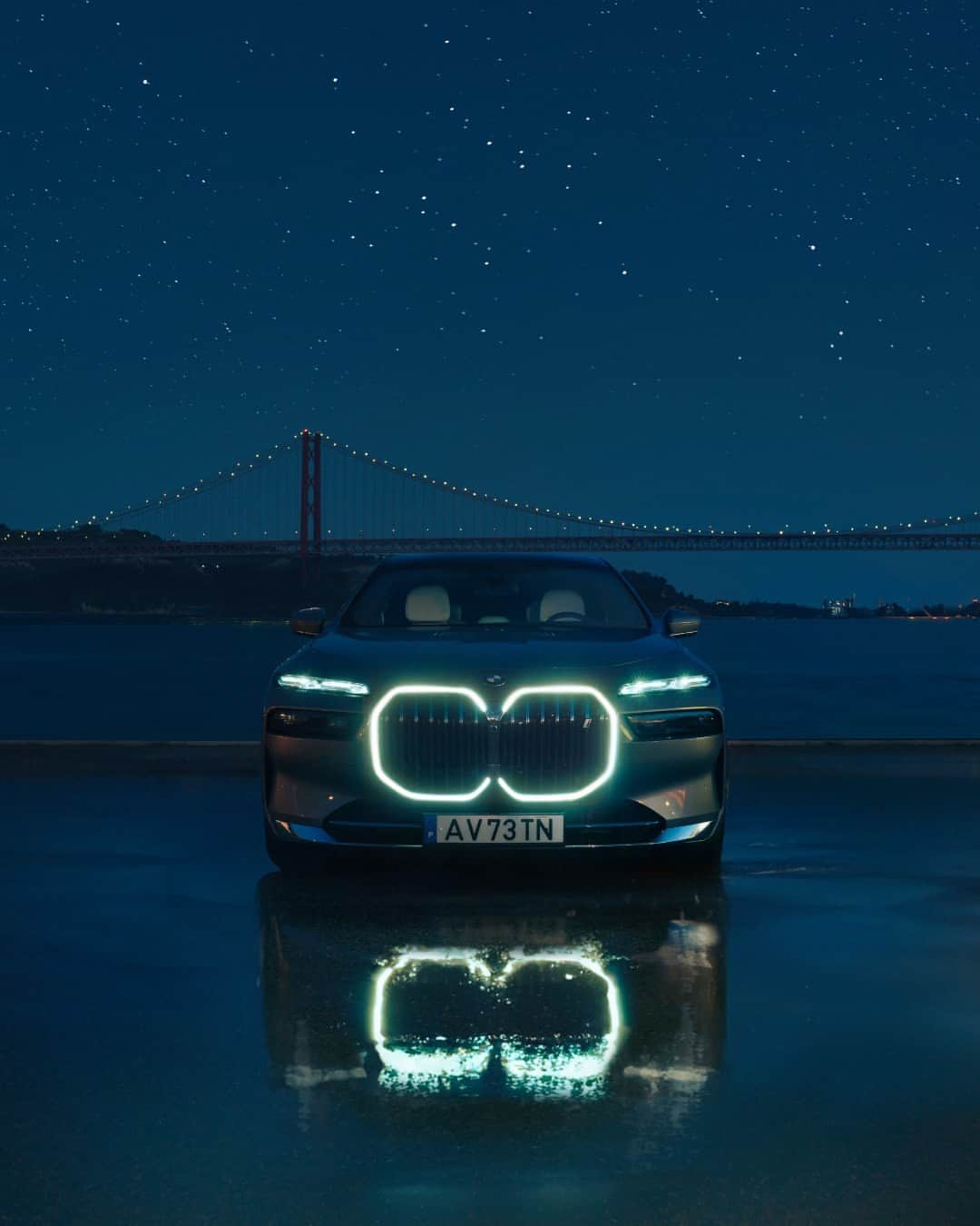 BMWさんのインスタグラム写真 - (BMWInstagram)「I come alive at the night time⚡️🌟 📸: @ciprianmihai #BMWRepost #BMWPhotoCamp  The BMW i7. #THEi7 #ThisIsForwardism #BMW #BornElectric #BMWElectric __ BMW i7 xDrive60: Combined power consumption: 19.6–18.4 kWh/100 km. Combined CO2 emissions: 0 g/km. Electric range: 590–625 kilometers. All data according to WLTP. Further info: www.bmw.com/disclaimer」7月19日 7時39分 - bmw