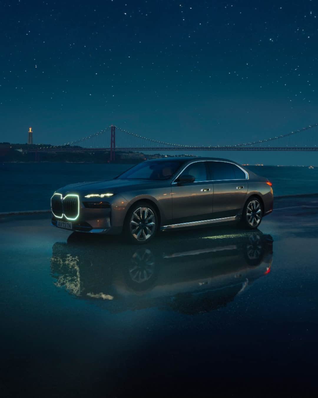BMWのインスタグラム：「I come alive at the night time⚡️🌟 📸: @ciprianmihai #BMWRepost #BMWPhotoCamp  The BMW i7. #THEi7 #ThisIsForwardism #BMW #BornElectric #BMWElectric __ BMW i7 xDrive60: Combined power consumption: 19.6–18.4 kWh/100 km. Combined CO2 emissions: 0 g/km. Electric range: 590–625 kilometers. All data according to WLTP. Further info: www.bmw.com/disclaimer」