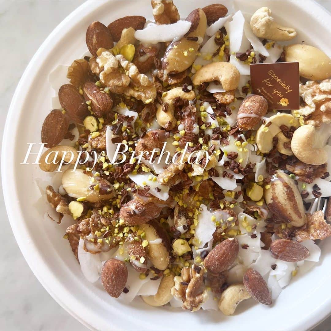 Rachien Smoothieのインスタグラム：「. ※7/19(水)振替定休日 . 🕊Happy Birthday 🕊  少し前にオーダー頂いたアニバーサリーボウル。  学生さんだけど、ずっとオーダーしてみたかった！と悩んで悩んで、ご希望を伺いながら一緒に内容を決めました🤝  ☑︎3人サイズのアサイーボウル  ☑︎スーパーフードを迷ってカムカムパウダーをアサイーベースに混ぜて  ☑︎ブラジリアンやマダムピスタチオが好きで、その要素を入れて  ☑︎ココナッツ、カカオニブ、無添加ナッツやブラジルナッツ、ローカカオパウダー、チョコシリアル、ピスタチオフレークを入れよう  ☑︎アーモンドバターとカシューバターも食べてみたいな  ☑︎チョコソースはなし、コンデンスミルクをかけたいな　  ☑︎あとはお任せ  とても美味しそうなアニバーサリーボウルでした🤎  念願のオーダーだったみたいで、喜んで頂けたら嬉しいです☺️  大切な日にありがとうございました！  #rachienanniversarybowl   ※アニバーサリーボウルは平日限定、テイクアウトのみ。1週間前までにご予約とご入金を頂きます。」