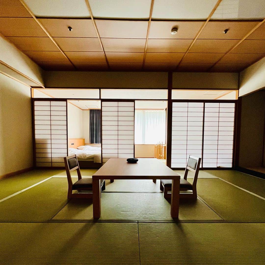 吉沢悠さんのインスタグラム写真 - (吉沢悠Instagram)「． テレビ東京 【週末旅の極意】 〜第３話〜 ． 「週末旅」を始めてみたら、旅先だからこそ生まれる「夫婦の会話」があった。 ． ． 今回は〈富山県・宇奈月温泉〉へ。 のどかな風景と、心休まる宿でのひととき。 ． 妻の真澄は、職場で何かあったのかな？ 少し様子がおかしいような… ． ． 今夜も一緒に、旅をお楽しみ下さい。 ． #週末旅の極意 #テレビ東京 #富山県 #宇奈月温泉 #やまのは #観月ありさ #吉沢悠 #japan #travel #japantrip  #toyama #kurobe #温泉 #夫婦旅 #旅」7月19日 7時41分 - hisashi_yoshizawa