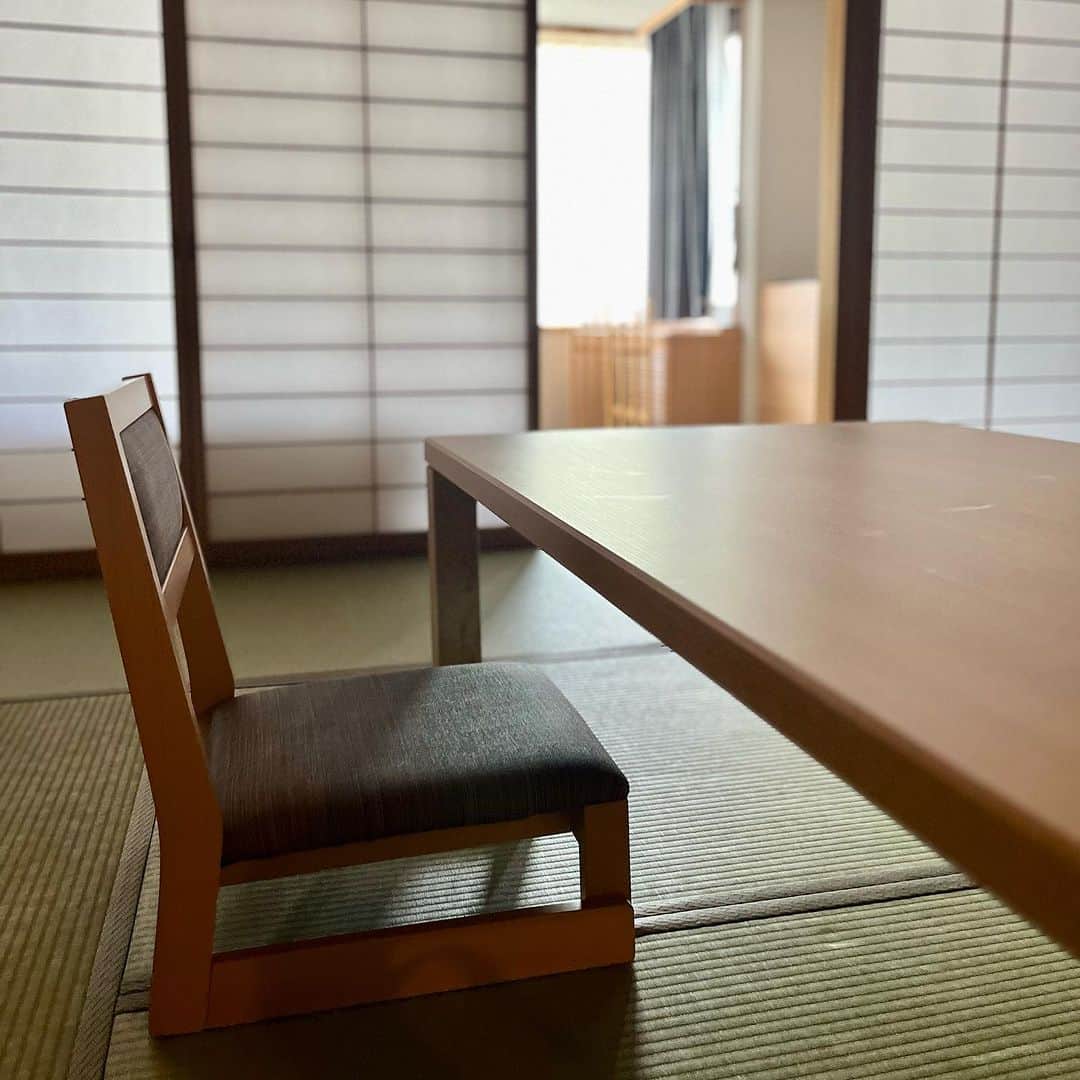 吉沢悠さんのインスタグラム写真 - (吉沢悠Instagram)「． テレビ東京 【週末旅の極意】 〜第３話〜 ． 「週末旅」を始めてみたら、旅先だからこそ生まれる「夫婦の会話」があった。 ． ． 今回は〈富山県・宇奈月温泉〉へ。 のどかな風景と、心休まる宿でのひととき。 ． 妻の真澄は、職場で何かあったのかな？ 少し様子がおかしいような… ． ． 今夜も一緒に、旅をお楽しみ下さい。 ． #週末旅の極意 #テレビ東京 #富山県 #宇奈月温泉 #やまのは #観月ありさ #吉沢悠 #japan #travel #japantrip  #toyama #kurobe #温泉 #夫婦旅 #旅」7月19日 7時41分 - hisashi_yoshizawa