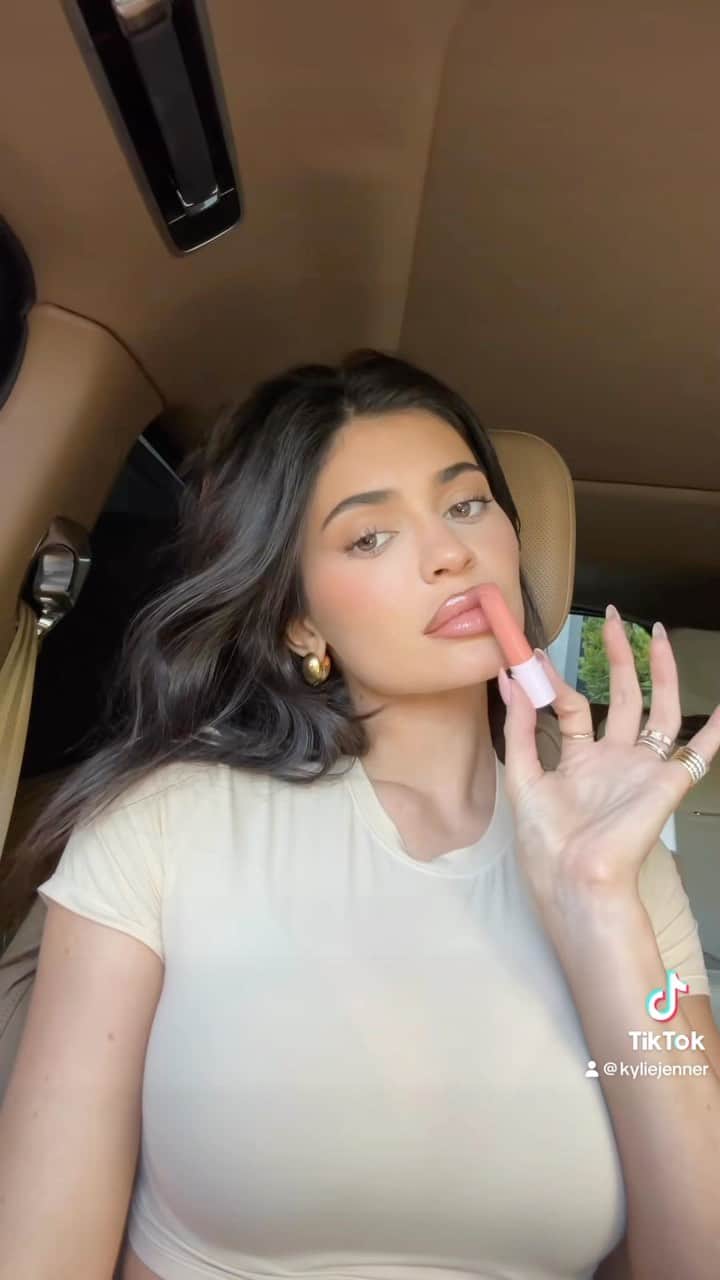 カイリー・ジェンナーのインスタグラム：「in love with my tinted butter balms 🫶🏻 wearing shade ‘Love That 4 U’ sooo hydrating and buttery smooth. available now KylieCosmetics.com @kyliecosmetics」