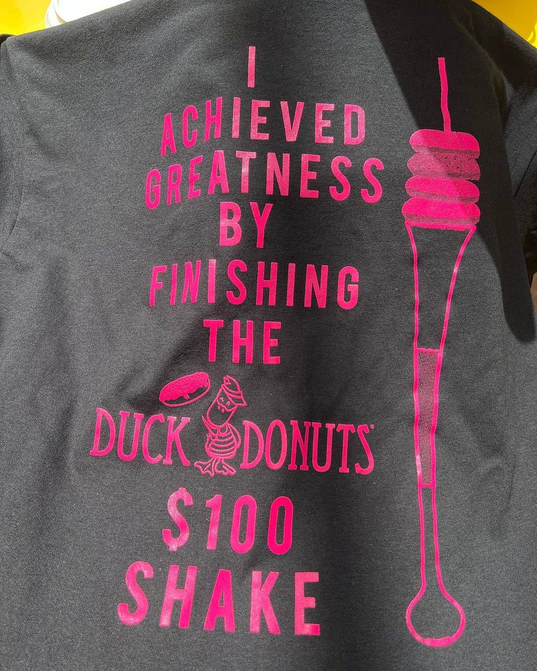 ライナ・ホワンさんのインスタグラム写真 - (ライナ・ホワンInstagram)「Did a milkshake challenge with @mohshiesty at @duckdonuts in Vegas 🥳 got a sweet T-shirt and the $100 shake free can you do it?   Watch the video here —> https://youtu.be/MCNCzGNgDyA」7月19日 7時52分 - rainaiscrazy