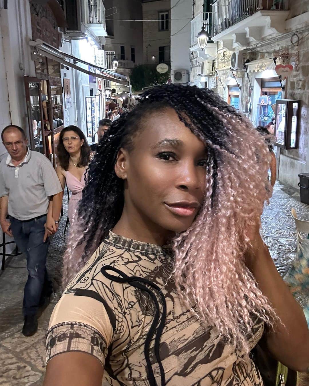 ビーナス・ウィリアムズのインスタグラム：「This is the caption 👋🏿🇮🇹🍕🍦」