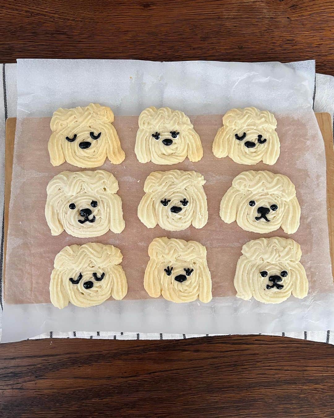 早川愛さんのインスタグラム写真 - (早川愛Instagram)「🐩🐩🐩...🤍  流行りのプードルクッキー作ってみたよ🤍🤍🤍 しっとりクッキー🤍🤍 暑すぎてチョコペンのお顔が溶けちゃう問題で持ち運びは保冷剤必須でした🫠  ・  #プードルクッキー #クッキー作り #絞り出しクッキー #cookies #お菓子作り #homemade #poodle」7月19日 7時56分 - megumegu_1006