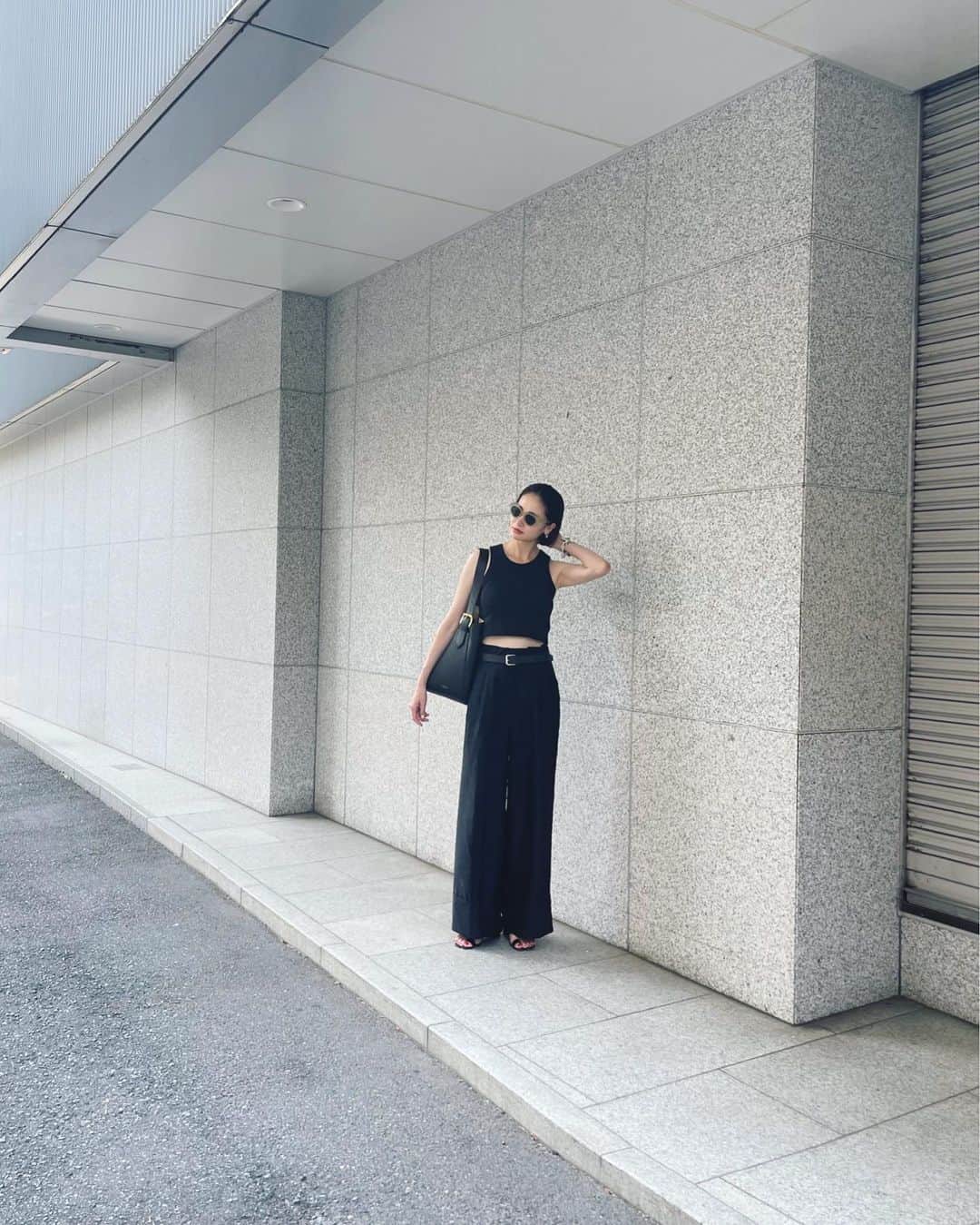 二ノ宮和佳子のインスタグラム：「暑いけど、allBlack🖤  久しぶりにビックサイズのバック @jandmdavidson  大きいけど、軽くて タンブラーも日傘も入ってイイ バックルも可愛くて好きです  #jandmdavidson #bag #pr #allblack」
