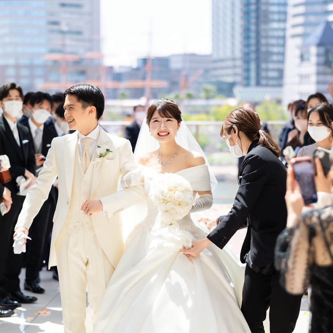 アニヴェルセル みなとみらい横浜 公式のインスタグラム：「. . ゲストの皆さまの祝福に包まれるフラワーシャワー🕊️  改めてゲストの方のお顔を見て 「おめでとう」と「ありがとう」が言い合える とっても特別なお時間なんですよ✨  アニヴェルセル みなとみらい横浜の フラワーシャワースペースは屋根つき！ どんなお天気でも安心の空間なので いつでもフラワーシャワーができるのが嬉しいですね♪  ﾟ･*:.｡. .｡.:*･゜ﾟ･*:.｡. .｡.:*･ﾟ･*:.｡. .｡.:*･゜  横浜 みなとみらいの結婚式場 #アニヴェルセルみなとみらい横浜  📌海や空のように「永遠に続く」という 　意味を持つロイヤルブルーのバージンロード  📌120年の歴史が刻まれた 　壮観なステンドグラスのチャペル  📌好みに合わせて選べる 　7つの貸切披露宴会場  @anniversaire_minatomirai  👆詳細はプロフィールURLの 　公式HPよりご覧いただけます✨  ﾟ･*:.｡. .｡.:*･゜ﾟ･*:.｡. .｡.:*･ﾟ･*:.｡. .｡.:*･゜  #アニヴェルセル #アニヴェルセルみなとみらい #アニ嫁 #結婚式場見学 #ブライダルフェア #結婚式準備 #式場見学 #花嫁準備 #横浜花嫁 #みなとみらい花嫁 #みなとみらいウェディング #みなとみらい婚 #みなとみらい結婚式 #横浜結婚式場 #横浜結婚式 #神奈川結婚式場 #2023花嫁 #2024花嫁 #フラワーシャワー #アフターセレモニー #結婚式レポート #結婚式レポ」