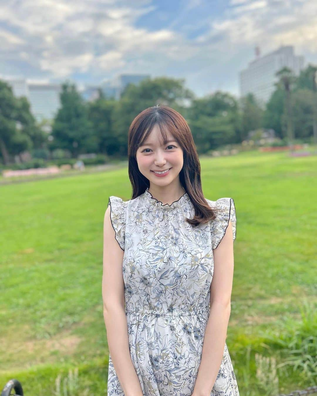 吉田悠希のインスタグラム：「♡ 本日、中継コーナー内でご報告致しました通り、 今月いっぱいでお仕事のお休みに入ります。 ⁡ 妊娠経過はとても順調なのですが、 体調はまだ、絶好調とは言い難い状態です。 初めての出産に向けて できるだけ安静に過ごしていたいという想いから、 一般的な産休の時期よりは 早めのお休みスタートとさせていただきました。 ⁡ ⁡ 各番組ではお別れとなりますが、 SNSやYouTubeでは引き続き 皆さんに元気な姿を見せられると思いますので、 見守っていただけると嬉しいです☺️✨ 寂しいので、沢山コメントください！！ ⁡ ⁡ 妊娠報告をしてから、 皆さんから沢山の優しい言葉をいただき、 心温まる想いと感謝の気持ちで一杯です。 いつも、本当にありがとうございます💐 ⁡ ⁡ #辛坊治郎ズーム  #winticketミッドナイト競輪」