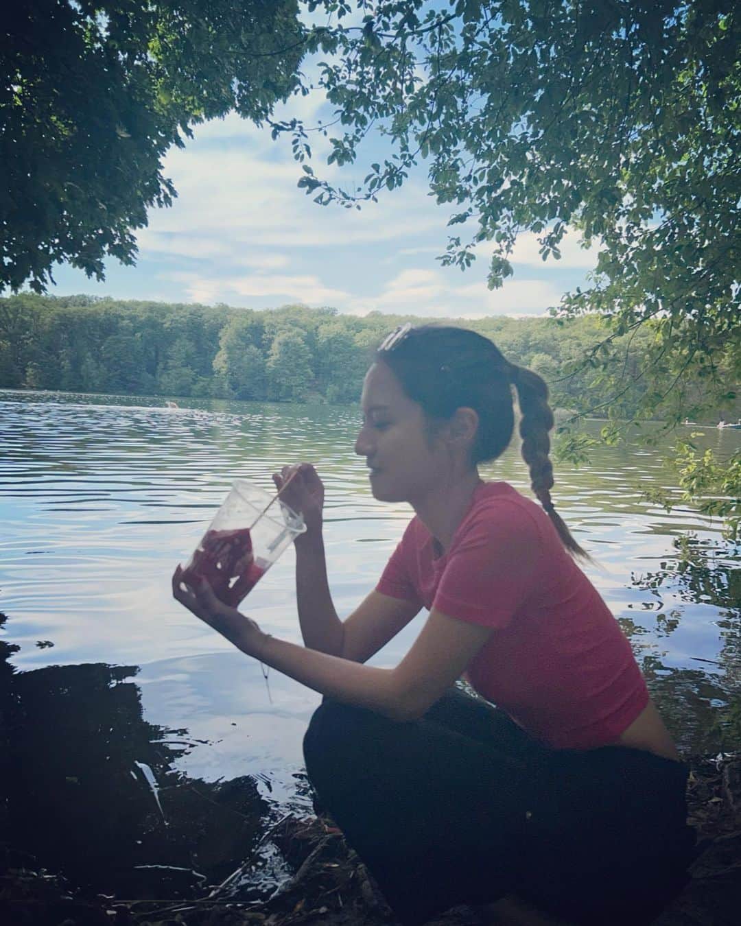 のインスタグラム：「the lake 🦆🍉🛶  #berlin#sommer#lake#germansummer#ヨーロッパの夏#湖で遊ぶのは鉄板#berliner」