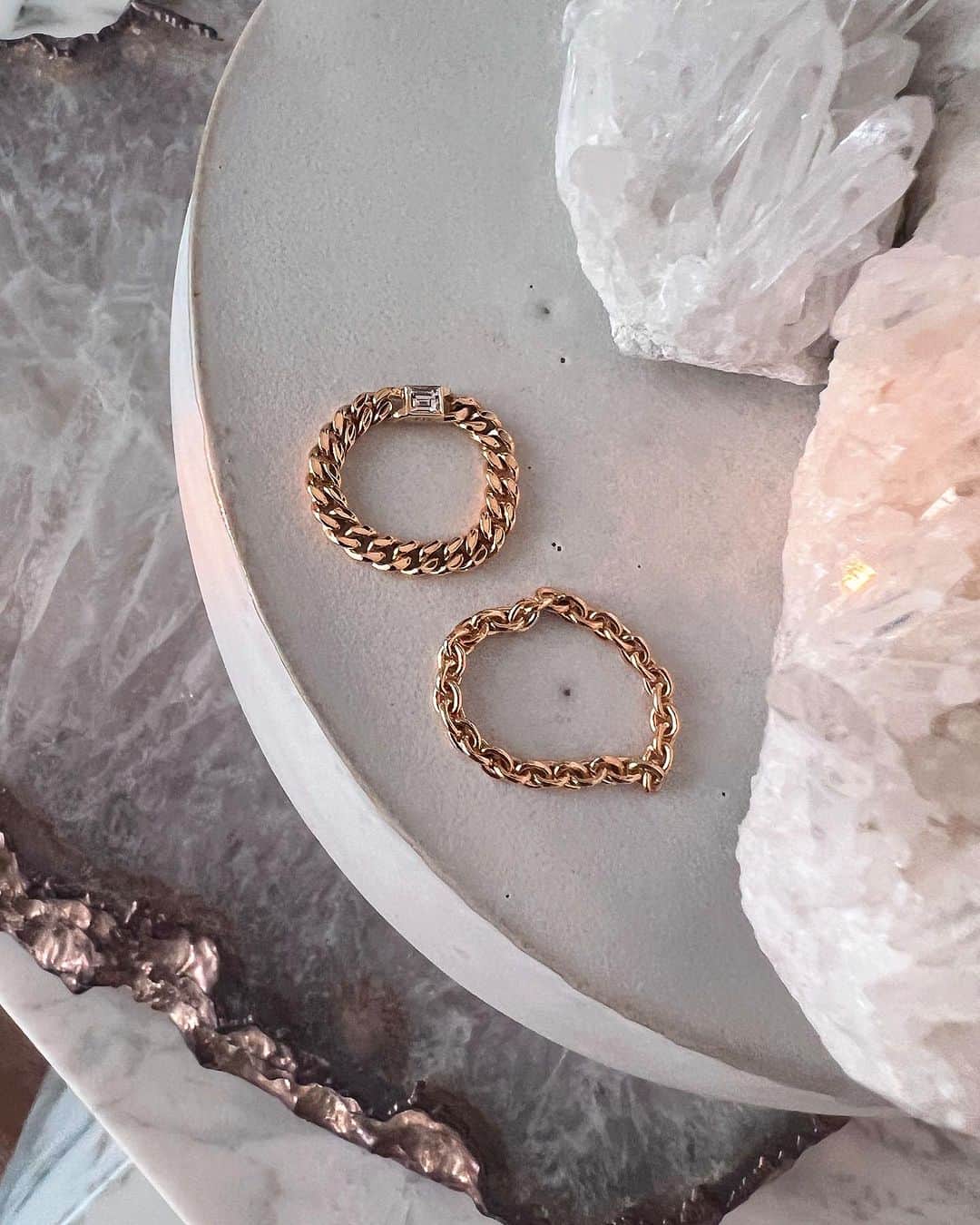 アーカーのインスタグラム：「Discover our rings collection at fivethirtypark.com  #530park #fivethirtypark  #mensjewelry #unisexjewelry  #unisex #GenderNeutralJewelry #jewelry #finejewelry  #ファイブサーティパーク #ユニセックスジュエリー #メンズジュエリー」
