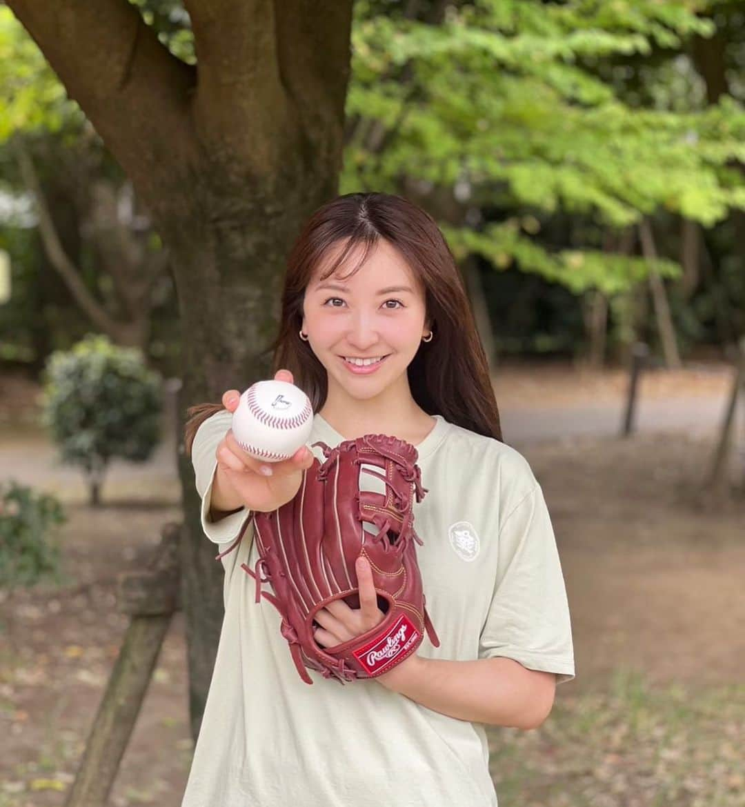 袴田彩会のインスタグラム：「お知らせです⚾️ 7月22日(土) DeNA vs 巨人　 横浜スタジアムで始球式を務めさせていただきます✨ 今年もまた投げられるなんて✨ しかも景色が最高で大好きなハマスタで！ 本当に本当に嬉しいです🥰 後半戦の初戦という大事なゲーム、 いいゲームになるようにしっかり投げたいと思います❗️  この日は私が商品のイメージキャラクターをさせていただいているアマノさんの『アマノナイター』になります⭐️ 会場で私の顔も少し入った団扇も配られるので、 ぜひ涼んでくださいね🌻  今年はどんなフォームで投げるのか 注目していただけたら嬉しいです❣️ 練習はいい感じ🫶  #始球式  #baystars  #ハマスタ  #横浜スタジアム #袴田彩会」