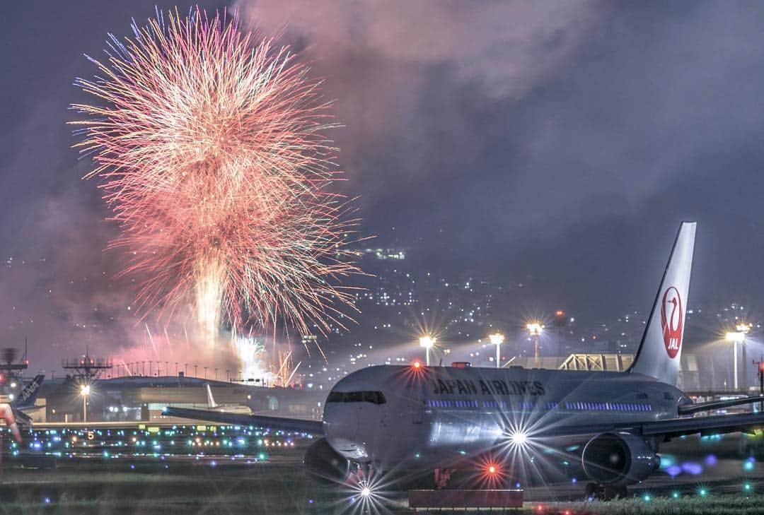 JALのインスタグラム：「. 飛行機と #花火 のコラボレーション✈︎ #FreshAirJuly . . Photo by @819ihsot Post your memories with #FlyJAL  #JapanAirlines #JAL #airplane #✈︎ #猪名川花火大会 #花火大会 #夏 #感動 #飛行機 #飛行機写真 #飛行機撮影 #飛行機のある風景 #飛行機のある空 #飛行機好き #空港 #旅行 #日本航空」