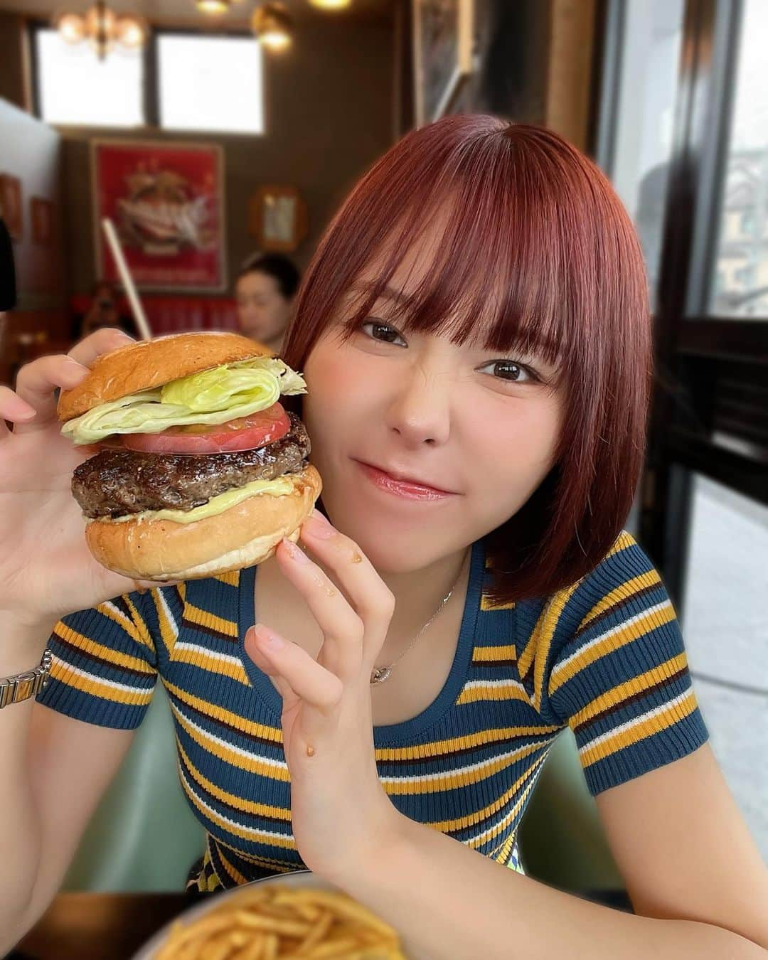 神成藍子さんのインスタグラム写真 - (神成藍子Instagram)「福生ベイサイドストリートにあるデモデダイナー🍔🍟 中のパティがジューシーでとっても美味しかったです！ポテトサクサクで最高ദ്ദിᐢ- ̫-ᐢ₎ 店内も凄く可愛かった🥹💖  #福生 #福生ベースサイドストリート #ベイサイドストリート #ハンバーガー #ハンバーガー巡り」7月19日 17時30分 - kanna_nijimura