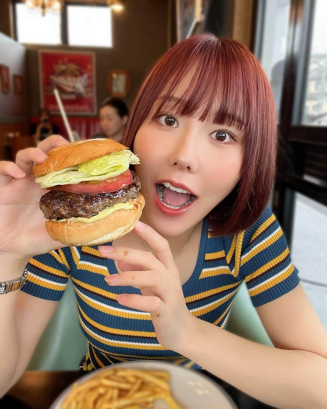 神成藍子さんのインスタグラム写真 - (神成藍子Instagram)「福生ベイサイドストリートにあるデモデダイナー🍔🍟 中のパティがジューシーでとっても美味しかったです！ポテトサクサクで最高ദ്ദിᐢ- ̫-ᐢ₎ 店内も凄く可愛かった🥹💖  #福生 #福生ベースサイドストリート #ベイサイドストリート #ハンバーガー #ハンバーガー巡り」7月19日 17時30分 - kanna_nijimura