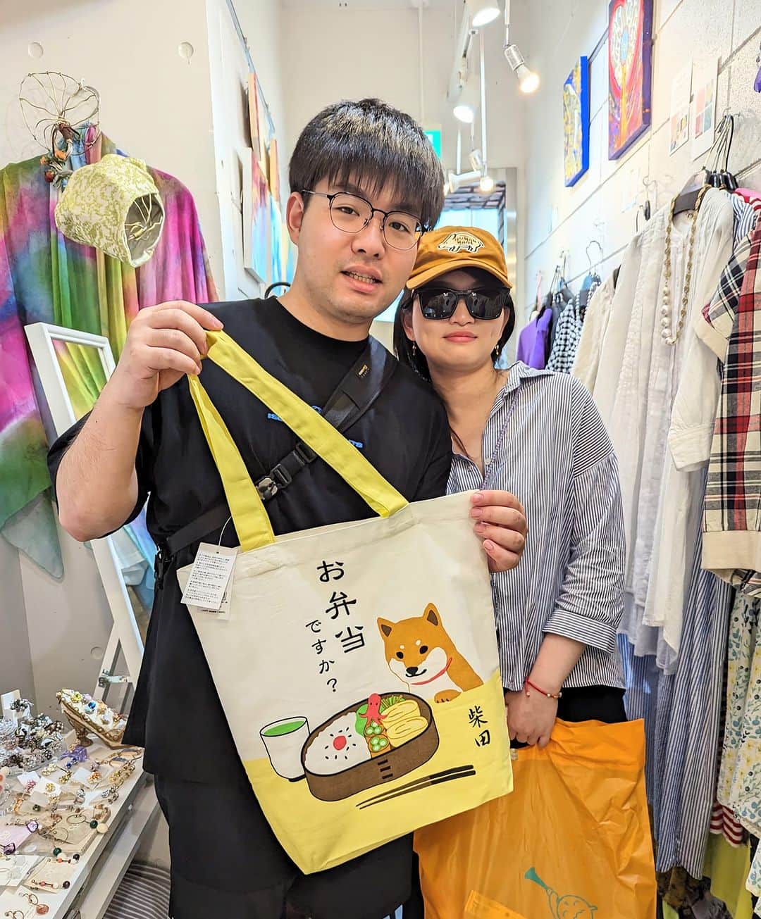 平井富子のインスタグラム：「上海からFuさんとZhangさんが、柴犬のトートバッグを見てアンシャンテに、、  上海で５歳の黒柴Haruちゃんを飼っていて、写真を見せて頂きました。 可愛い〜  お弁当ですか柴田さんのトートバッグを気に入って頂きました。 Haruちゃんとの御対面が楽しみですね～  日本へは何度も。また、お立ち寄り下さい～」