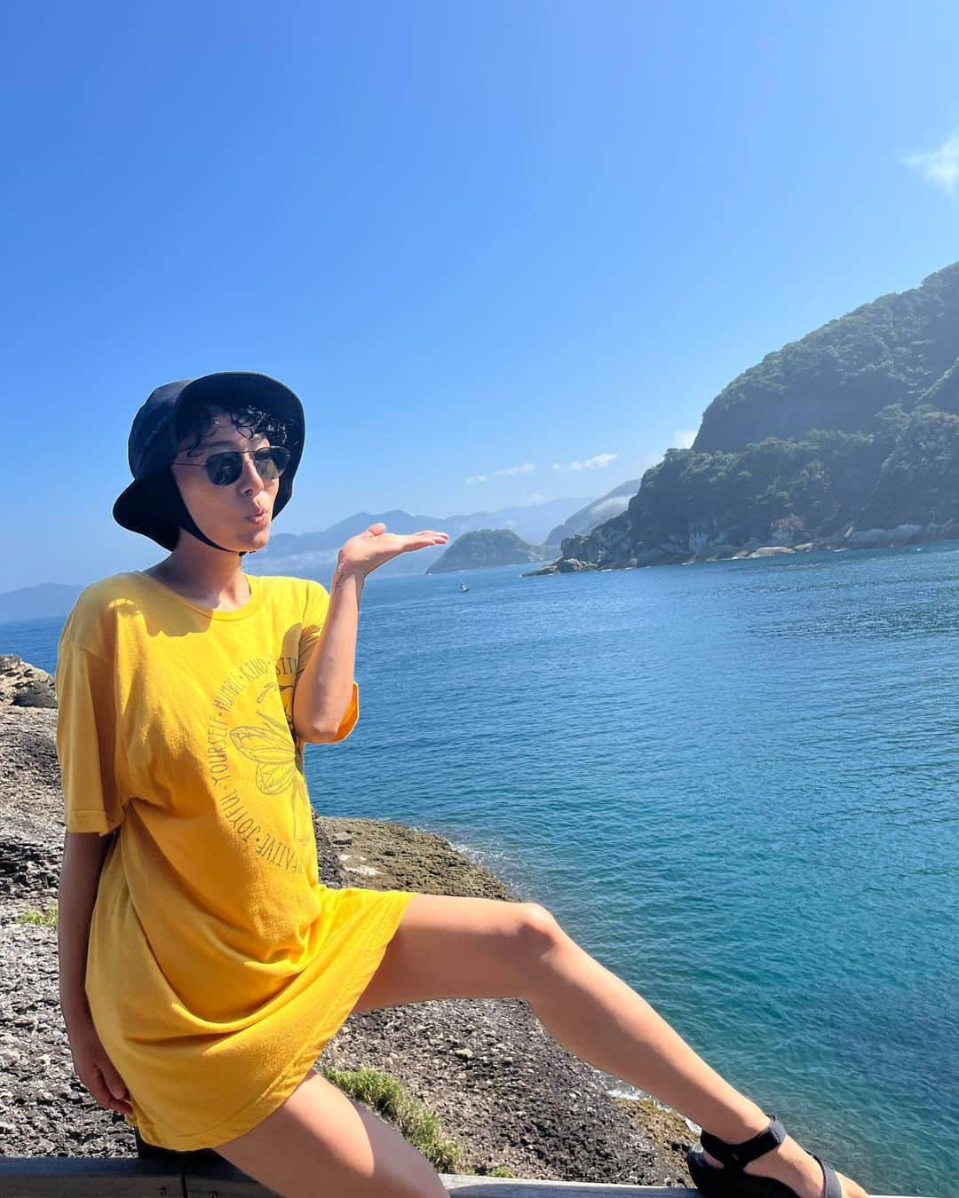 赤坂沙世さんのインスタグラム写真 - (赤坂沙世Instagram)「初めてのRV trip in 伊豆🌊  ずーっと夢だったRV trip🚐✨ Davidが連れて行ってくれた🌊  西伊豆の波がほぼない真っ青な海は普段あまり見ないから不思議でずーっと見てた🌊こんなに美しい海を眺めてられるのが幸せすぎて、目が宝石になっちゃった💎そんな真っ青な海でぷかぷか浮いてたらすっごく気持ち良くて自分も海になっちゃったみたいだった🌊  初めてのRVは居心地がとても良くて、車内でコーヒー作ったり、カップラーメンを食べたり、夜TVで Netflix観るだけでもすごく特別感があって楽しかった🩵夜寝る時は暑くて寝苦しかったけど、二日目寝る時は慣れちゃった🔅  あー、本当楽しかったな😍💓 ずっと運転お疲れ様、最高の夏の思い出をありがとう😘💛 @oudeisnemo」7月19日 17時25分 - sayoakasaka