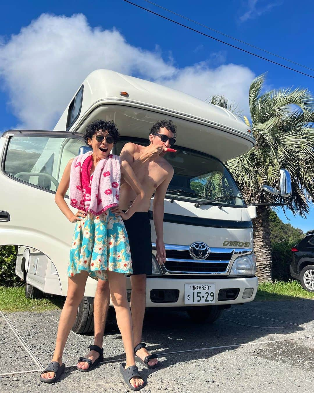 赤坂沙世さんのインスタグラム写真 - (赤坂沙世Instagram)「初めてのRV trip in 伊豆🌊  ずーっと夢だったRV trip🚐✨ Davidが連れて行ってくれた🌊  西伊豆の波がほぼない真っ青な海は普段あまり見ないから不思議でずーっと見てた🌊こんなに美しい海を眺めてられるのが幸せすぎて、目が宝石になっちゃった💎そんな真っ青な海でぷかぷか浮いてたらすっごく気持ち良くて自分も海になっちゃったみたいだった🌊  初めてのRVは居心地がとても良くて、車内でコーヒー作ったり、カップラーメンを食べたり、夜TVで Netflix観るだけでもすごく特別感があって楽しかった🩵夜寝る時は暑くて寝苦しかったけど、二日目寝る時は慣れちゃった🔅  あー、本当楽しかったな😍💓 ずっと運転お疲れ様、最高の夏の思い出をありがとう😘💛 @oudeisnemo」7月19日 17時25分 - sayoakasaka