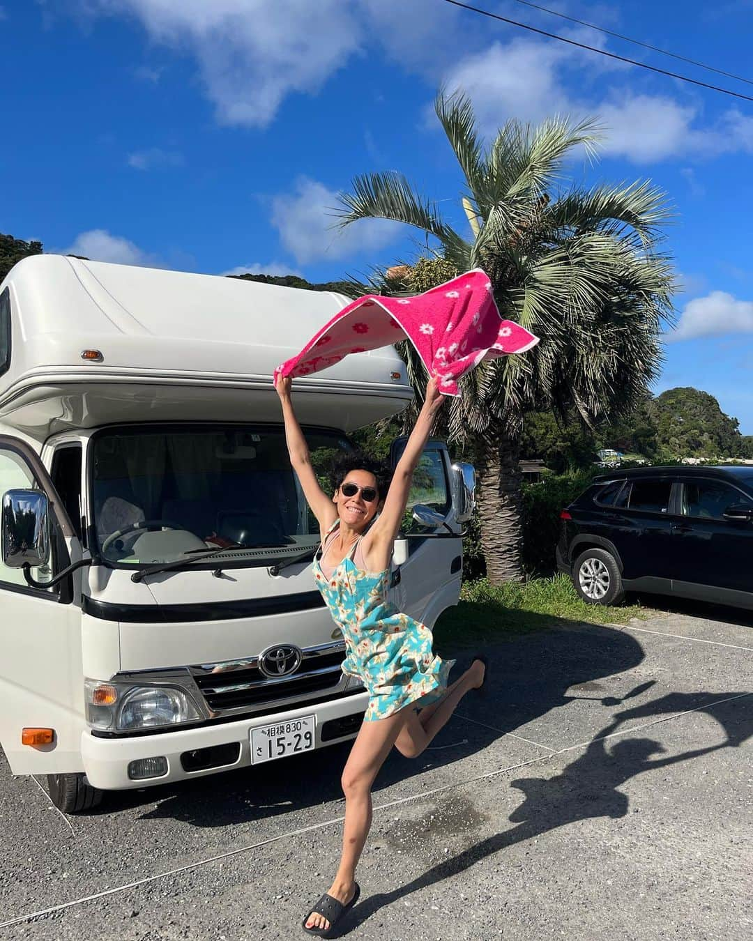 赤坂沙世のインスタグラム：「初めてのRV trip in 伊豆🌊  ずーっと夢だったRV trip🚐✨ Davidが連れて行ってくれた🌊  西伊豆の波がほぼない真っ青な海は普段あまり見ないから不思議でずーっと見てた🌊こんなに美しい海を眺めてられるのが幸せすぎて、目が宝石になっちゃった💎そんな真っ青な海でぷかぷか浮いてたらすっごく気持ち良くて自分も海になっちゃったみたいだった🌊  初めてのRVは居心地がとても良くて、車内でコーヒー作ったり、カップラーメンを食べたり、夜TVで Netflix観るだけでもすごく特別感があって楽しかった🩵夜寝る時は暑くて寝苦しかったけど、二日目寝る時は慣れちゃった🔅  あー、本当楽しかったな😍💓 ずっと運転お疲れ様、最高の夏の思い出をありがとう😘💛 @oudeisnemo」