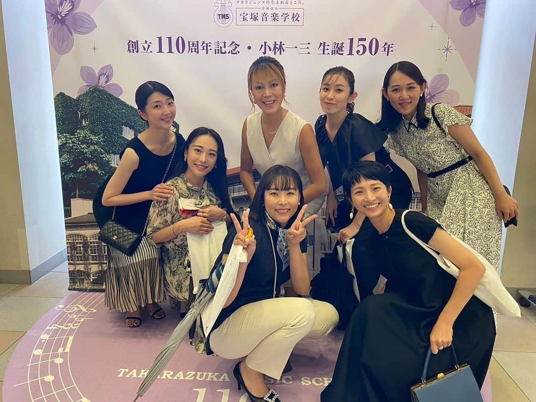 花里まなさんのインスタグラム写真 - (花里まなInstagram)「昨日は、小林一三生誕150周年と共に祝う宝塚音楽学校創立110周年式典に出席してまいりました✨  式典開演前には、懐かしい方々との久しぶりの再会に嬉しすぎて大はしゃぎ😆 式典ではOGの方々や作家の先生方の貴重なお話を聞くことができ、宝塚音楽学校生の一糸乱れぬ祝舞と合唱も観ることができました🪭 最後には皆さんと久しぶりに音楽学校の校歌を歌うことができ、身の引き締まる思いでした✨  今思い返しても、音楽学校での思い出は色濃く色褪せずに心に残っています😌 ここで出会えた91期同期の絆は永遠です🍀  これからも、一三先生の教え 『清く正しく美しく』 を胸に歩んでまいりたいです☺️  #宝塚音楽学校創立110周年式典 #小林一三先生 #91期生」7月19日 17時25分 - aiko_mana18