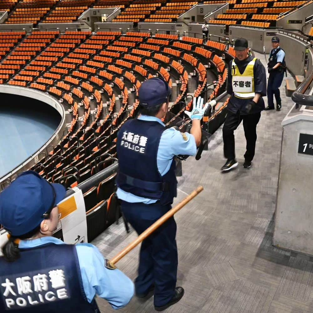 大阪府警察さんのインスタグラム写真 - (大阪府警察Instagram)「【G7大阪・堺貿易大臣会合 / 安全開催のために】 令和5年6月21日、大阪府警察は、大阪城ホールにおいて、大規模集客施設管理者等との合同訓練を実施しました。 訓練では、警戒意識の醸成と有事における対応要領の確認、各機関との連携強化を図りました。  #大阪府警察公式 #大阪府警察 #大阪府警 #府警 #警察 #警察官 #女性警察官 #おまわりさん #合同訓練 #検挙 #制圧 #G7 #大阪堺貿易大臣会合 #安全開催のために #府民を守る」7月21日 17時00分 - fukei_koho