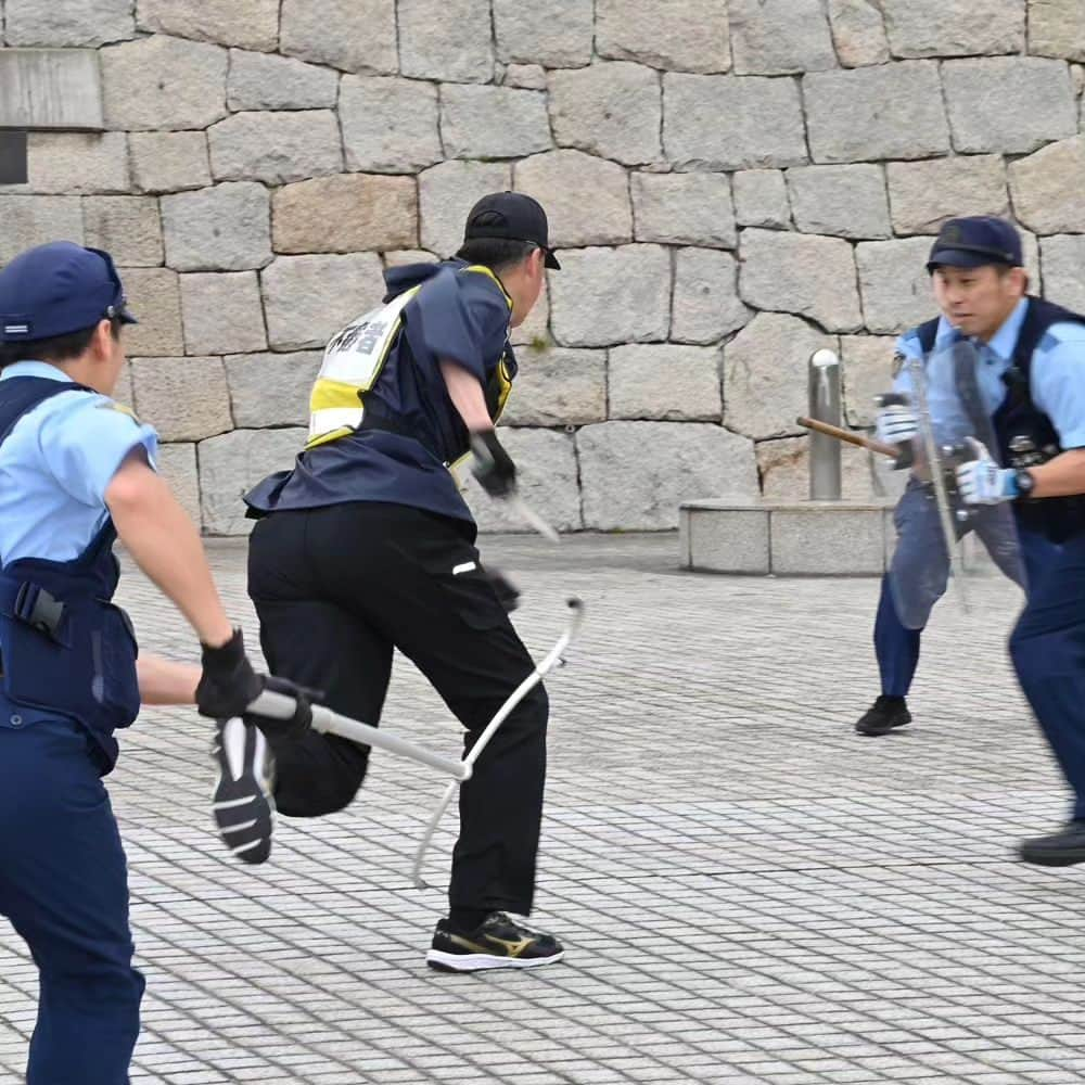 大阪府警察さんのインスタグラム写真 - (大阪府警察Instagram)「【G7大阪・堺貿易大臣会合 / 安全開催のために】 令和5年6月21日、大阪府警察は、大阪城ホールにおいて、大規模集客施設管理者等との合同訓練を実施しました。 訓練では、警戒意識の醸成と有事における対応要領の確認、各機関との連携強化を図りました。  #大阪府警察公式 #大阪府警察 #大阪府警 #府警 #警察 #警察官 #女性警察官 #おまわりさん #合同訓練 #検挙 #制圧 #G7 #大阪堺貿易大臣会合 #安全開催のために #府民を守る」7月21日 17時00分 - fukei_koho