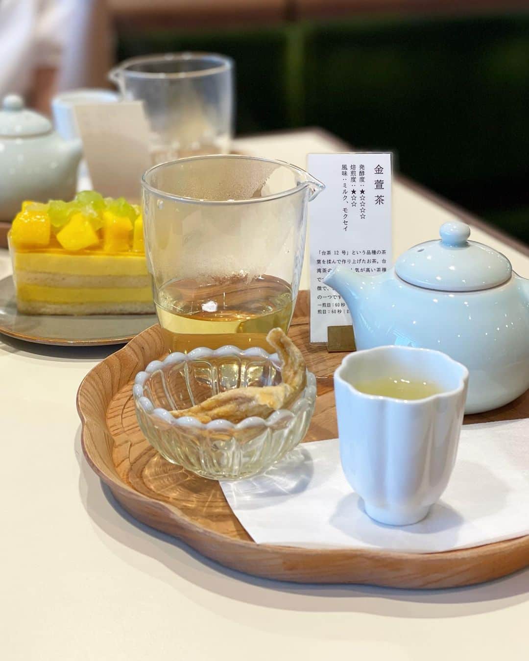 ハンナミのインスタグラム：「初めての台湾茶 🍵 マンゴーケーキもおいしかった ♡  #oolongmarket茶市場 #osaka」