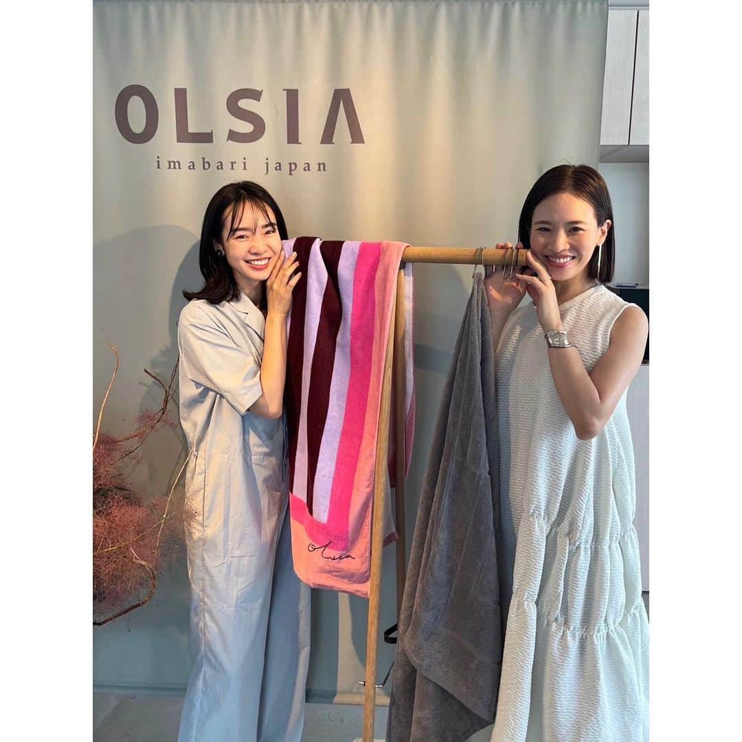 権藤朱実のインスタグラム：「. 『OLSIA』  ご縁あって・・・ 先日 @olsia__towel の展示会へ遊びに行ってきました♪  会場に入った瞬間にウキウキしちゃうカラバリ展開✨ おまけにどれもこれも素敵な色合いで✨ そして、何と言っても肌触りが気持ち良し✨  シリーズ展開されていて📝 私は中でも・・・ "2couleurs（ドゥコロール）"がお気に入り♡ "CITY"のフェイスタオルも家族のをオーダーしました♡  会場でいただいた @tamitu_official の ハチミツドリンクも美味しかったな🐝  この日も麻恵ちゃんと👩🏻👩🏻♡♡  #model #satorujapan #akemigondo #モデル #サトルジャパン #権藤朱実 →@satorujapan_official →@akemigondo ☑︎プロフィールのリンクにて、写真公開中☆ ☑︎リールにて、息子のあれこれ公開中☆  @denshoku さんありがとうございました✨」