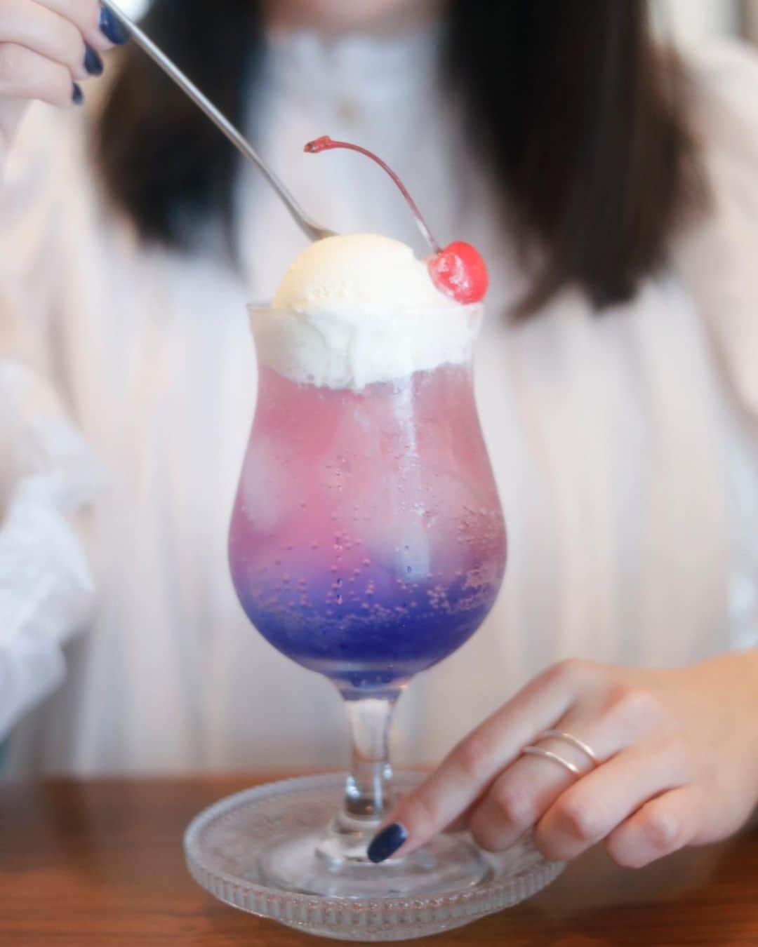 小川千尋のインスタグラム：「. クリームソーダあんまり飲んだことなかったけど、 色も綺麗で、味も最高でした🫶 幸せな気分 . 📷: @y_ftb_k  #被写体 #ポートレート #ポートレートモデル #撮影 #作品撮り #クリームソーダ #喫茶店 #portrait #model #photo #tokyo #photography #me」