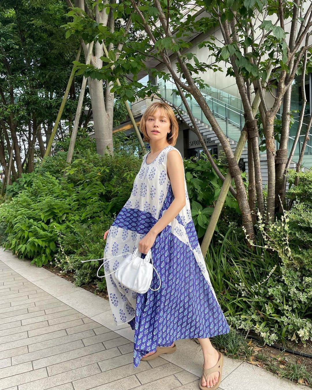 ステファニーのインスタグラム：「🦋🫧✨ サラサラコットンが気持ちいい 生地たっぷりで風になびいて可愛い そのまま飛んでいけちゃいそうな、お気に入りワンピース。 @pasand_by_nequittezpas ♡ #love #fashion #outfit #onepiece #ワンピース #ワンピースコーデ #低身長コーデ」