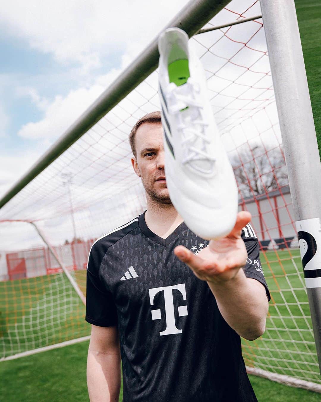 マヌエル・ノイアーのインスタグラム：「New Copa for the restart! 🪄 @adidas_de #createdwithadidas」