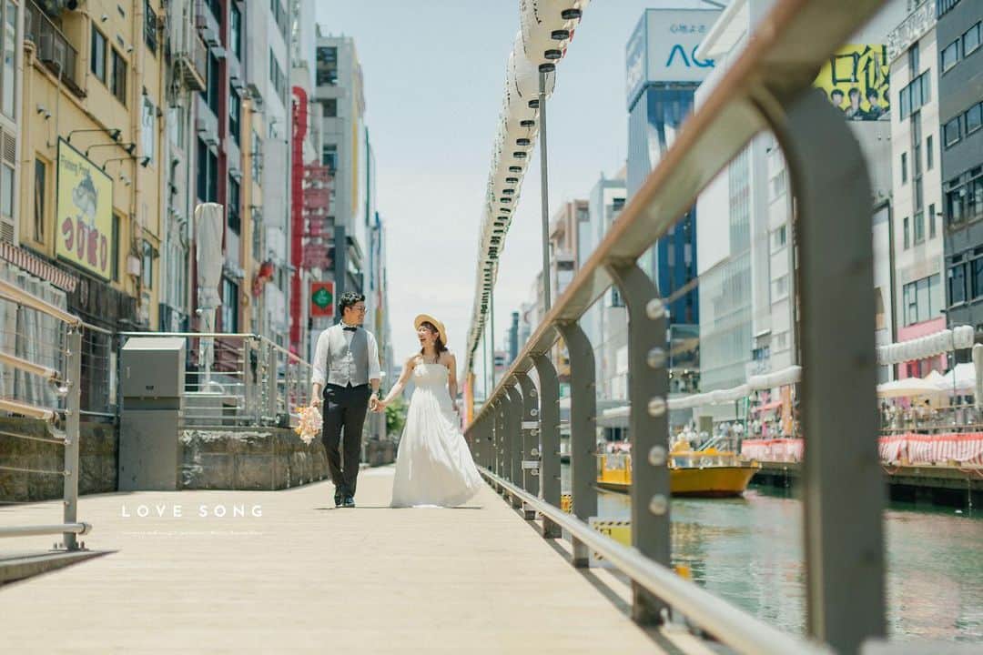 studioTVB梅田店さんのインスタグラム写真 - (studioTVB梅田店Instagram)「大阪の街で、街ブラ撮影◎ ・ ・ 見慣れたこの街も、 素敵な景色で溢れています🌱 ・ 撮影場所はどこでも大丈夫。 おふたりの行きたいところ、 ぜひぜひご相談ください🫶 ・ ・ photo @kei.deco.ph ・ ・ hairmake rin nakagawa ・ @studiotvb_umeda  @decollte_weddingphoto @d_weddingphoto_jp  ・ ・ ・ ・ ・ ・ ・ 共に働くフォトグラファー・ヘアメイク・プランナー、 募集中です。 @decollte_recruit  ・ ・ ・ #撮る結婚式 #デコルテフォト #スタジオTVB #studiotvb #スタジオTVB梅田 #studiotvb梅田 #ウェディングフォト #フォトウェディング #ナチュラルウェディング  #ドレス試着 #エンゲージメントフォト  #前撮り #大阪前撮り  #関西プレ花嫁 #和装前撮り #洋装前撮り #プレ花嫁 #おしゃれ花嫁  #結婚式準備 #全国のプレ花嫁さんと繋がりたい  #プレ花嫁さんと繋がりたい  #日本中のプレ花嫁さんと繋がりたい  #幸せな瞬間をもっと世界に  #cherish_photo_days  #2023夏婚  #2023秋婚  #ウエディングフォトの日」7月19日 17時33分 - studiotvb_umeda