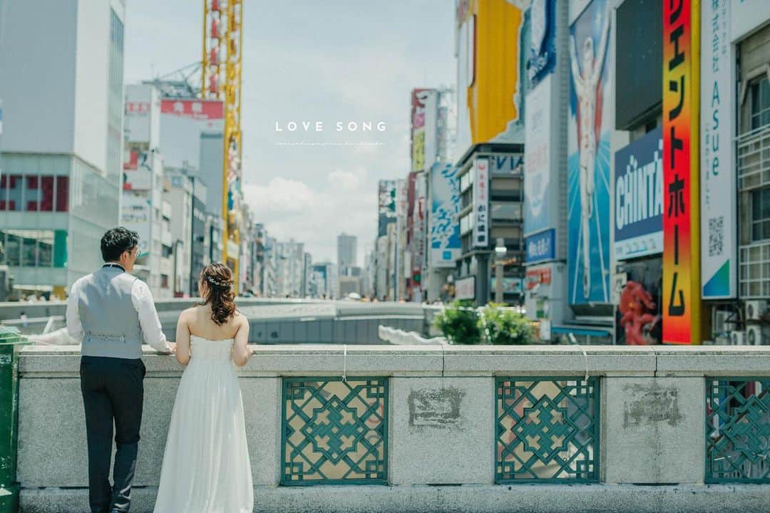 studioTVB梅田店さんのインスタグラム写真 - (studioTVB梅田店Instagram)「大阪の街で、街ブラ撮影◎ ・ ・ 見慣れたこの街も、 素敵な景色で溢れています🌱 ・ 撮影場所はどこでも大丈夫。 おふたりの行きたいところ、 ぜひぜひご相談ください🫶 ・ ・ photo @kei.deco.ph ・ ・ hairmake rin nakagawa ・ @studiotvb_umeda  @decollte_weddingphoto @d_weddingphoto_jp  ・ ・ ・ ・ ・ ・ ・ 共に働くフォトグラファー・ヘアメイク・プランナー、 募集中です。 @decollte_recruit  ・ ・ ・ #撮る結婚式 #デコルテフォト #スタジオTVB #studiotvb #スタジオTVB梅田 #studiotvb梅田 #ウェディングフォト #フォトウェディング #ナチュラルウェディング  #ドレス試着 #エンゲージメントフォト  #前撮り #大阪前撮り  #関西プレ花嫁 #和装前撮り #洋装前撮り #プレ花嫁 #おしゃれ花嫁  #結婚式準備 #全国のプレ花嫁さんと繋がりたい  #プレ花嫁さんと繋がりたい  #日本中のプレ花嫁さんと繋がりたい  #幸せな瞬間をもっと世界に  #cherish_photo_days  #2023夏婚  #2023秋婚  #ウエディングフォトの日」7月19日 17時33分 - studiotvb_umeda