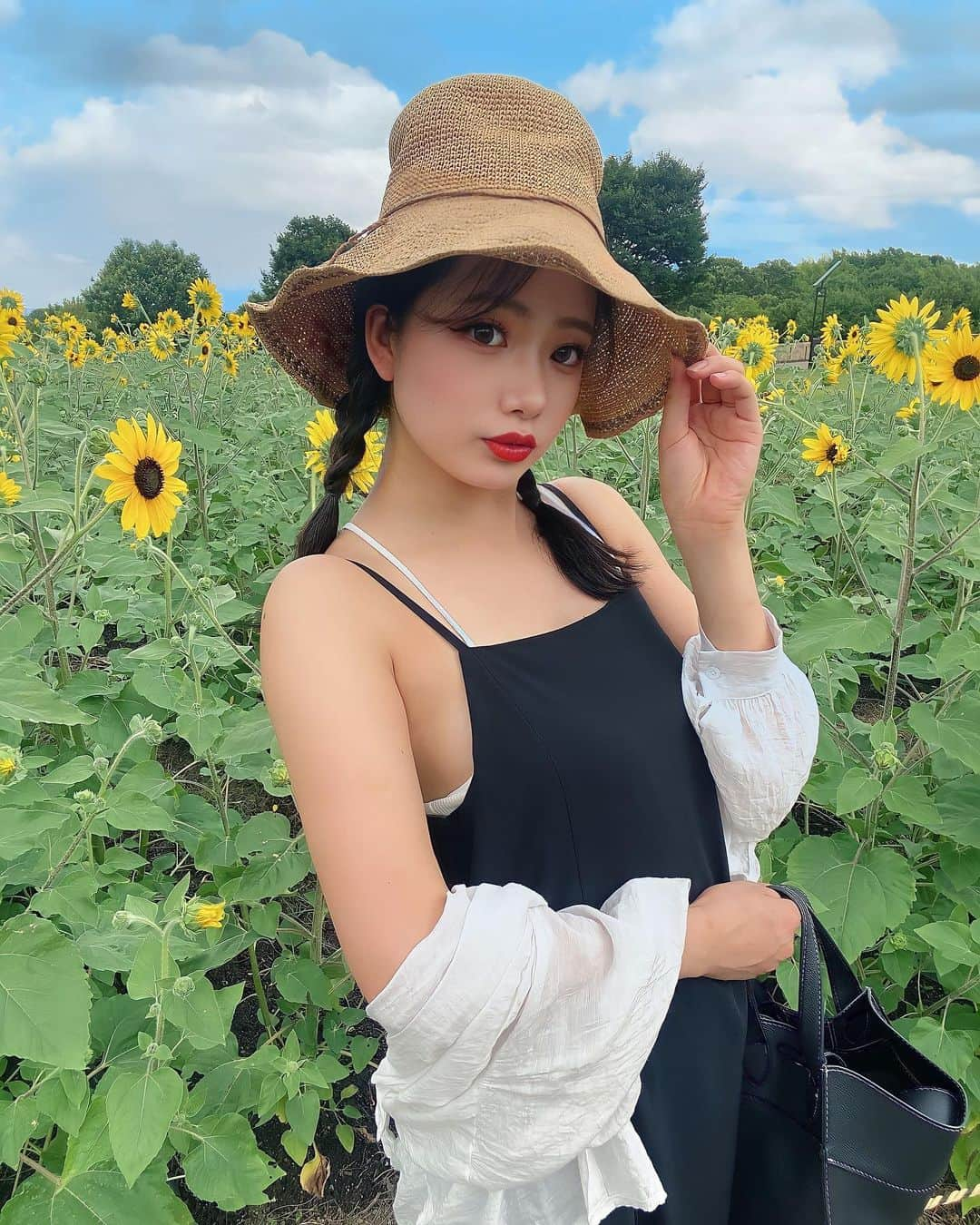 ゆいののインスタグラム：「⁡ 夏だよね〜️☀️.° ⁡ ひまわり畑散策してきた🌻´-  ⁡ ⁡ ✼••┈┈••✼••┈┈••✼••┈┈••✼••┈┈••✼ ⁡ 👠Show time 1部 ▷▶︎ 18:30open 19:00start 2部▷▶︎ 20:40open 21:15start 3部▷▶ 22:50open 23:30start ⁡ 下記リンクから 日付選択して予約出来ます🙆‍♀️ 💫https://ts.burlesque-tokyo.com/booking/ ⁡ 当日で記載が無くても 電話すると入れるかもです❣️ 📞 052-228-4141 ⁡ 最寄りは地下鉄栄駅1番出口 1番出口から体感徒歩1分🚶‍♀️ 🔎🌎〒460-0003 名古屋市中 丁目18-12  Minex88ビル 8F バーレスクTS   ✼••┈┈••✼••┈┈••✼••┈┈••✼••┈┈••✼ ⁡ ⁡ #burlesque #burlesqueTS #burlesquetokyo #バーレスク東京名古屋店 #バーレスクTS #バーレスク東京 #バーレスク #バーレスクtsゆいの #誰かの夢になって生きていく #エンタメ活動を止めない #ショーガール #ショークラブ #showgirl #showclub #showtime #showpub #nightclub #名古屋新名所#名古屋観光#love名古屋 #名古屋旅行#名古屋インスタ映え #錦3 #ひまわり #ひまわり畑  #麦わら帽子 #三つ編み #お花畑 #散策日和  #himawari」