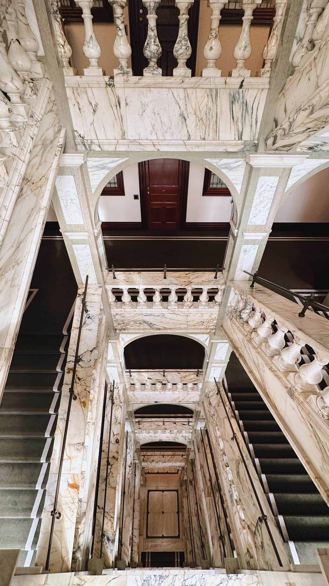 @LONDON | TAG #THISISLONDONのインスタグラム：「@MrLondon loves the Marble staircase at the #RosewoodLondon … the five-star heritage hotel has an iconic Italian Grand Pavonazzo marble staircase featuring 7 types of marble, some of which can’t be found anywhere in the world. The Renaissance-style seven-storey grand staircase has an estimated value of £40 million. We love it. How about you? 🤯🥰🙌🏼  ___________________________________________  #thisislondon #lovelondon #london #londra #londonlife #londres #uk #visitlondon #british #🇬🇧 #holborn #rosewoodhotels #luxuryhotel #luxuryhotels」