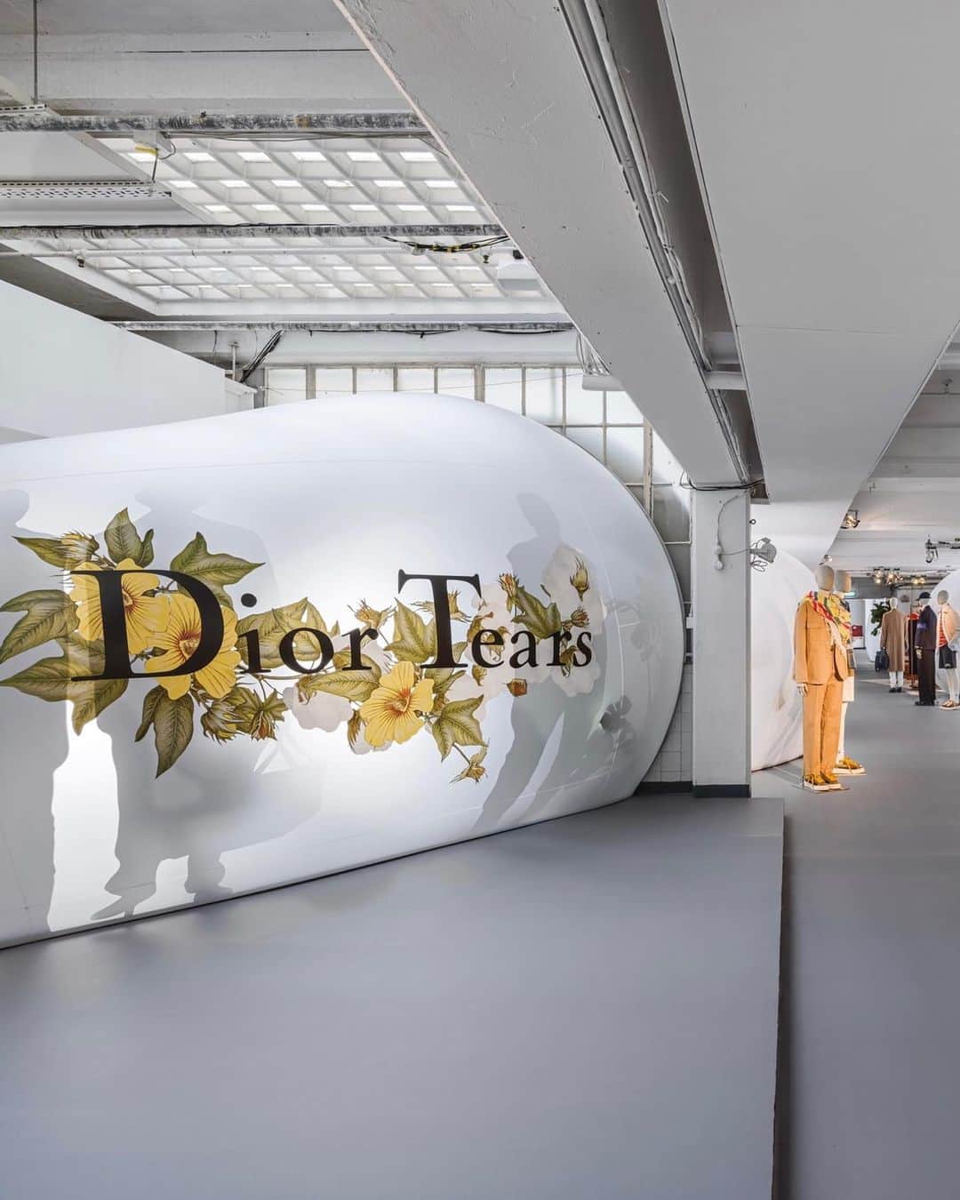 のインスタグラム：「Check out the #DiorTears London pop-up, the first of four ephemeral showcases around the world presenting the capsule in atmospheric installations dotted with gigantic organic inflatable structures animated by sounds, shadows and lights. Part of the #DiorMenFall 2023 collection by @MrKimJones, and guest designed by @DenimTears, the denim-focused line is infused with nods to the look of Black Ivy League students of the ’50s and ’60s. An exceptional encounter at the crossroads of art and fashion, eras and cultures. © @A.U.Photography」