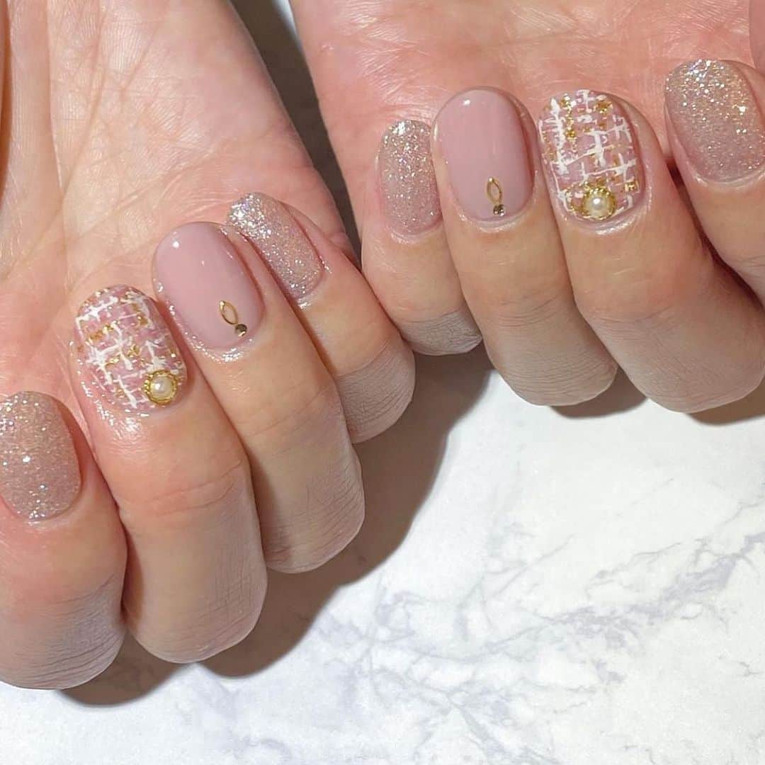 のインスタグラム：「𝕋𝕨𝕖𝕖𝕕 ℕ𝕒𝕚𝕝𝕤 ♡ nails by  @sakurako_nail1248   #ツイードネイル #チェックネイル #ピンクネイル #大人可愛いネイル  #tweednails  #checknails  #pinknails  #cutenails   #erikonail #nails #naildesign #nailstagram #nailart #エリコネイル #ネイル #ネイルデザイン  #erikonail #表参道ネイルサロン #erikonail淡路桜子」