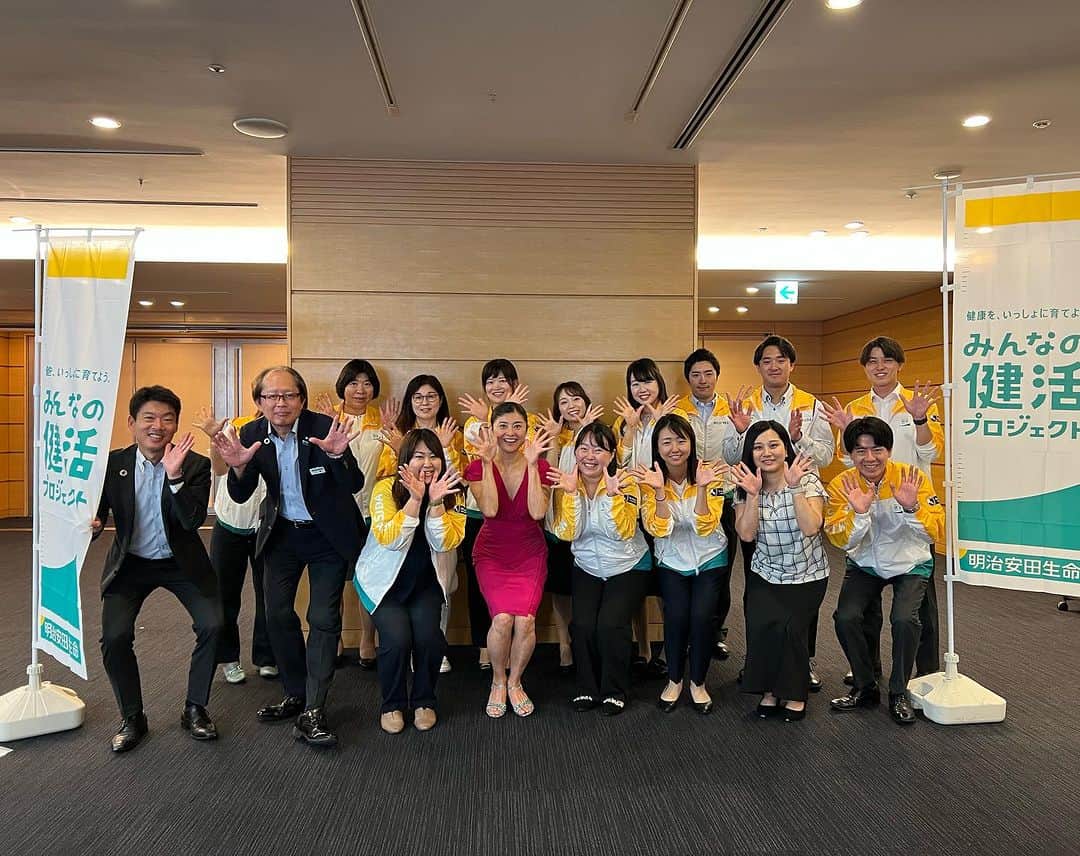 間々田佳子のインスタグラム：「明治安田生命保険相互会社 東京本部 様で60分の講演をさせていただきました。  マスク老化撃退‼️マイナス10才顔を目指す間々田式顔の筋トレ  同じ年代の方が多く 楽しく講演をさせていただきました！ みなさんいかがでしたか？  本日紹介したトレーニングメニューを覚えるだけで みなさんのお顔はさらに美しく 自力修正できます！  一緒に継続していきましょう〜！  #間々田佳子 #明治安田生命  #笑顔力アップ」
